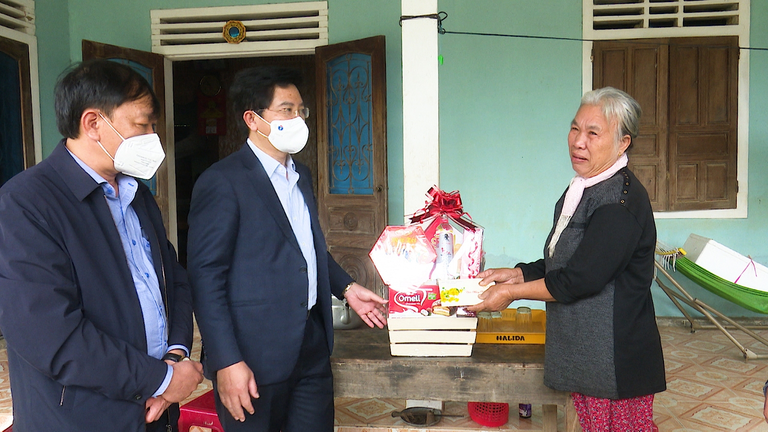 Đồng chí Trương An Ninh- UVTV Tỉnh ủy, Bí thư Thị ủy Ba Đồn thăm, tặng quà bà Trần Thị Thí, thôn Hà Sơn, xã Quảng Sơn.