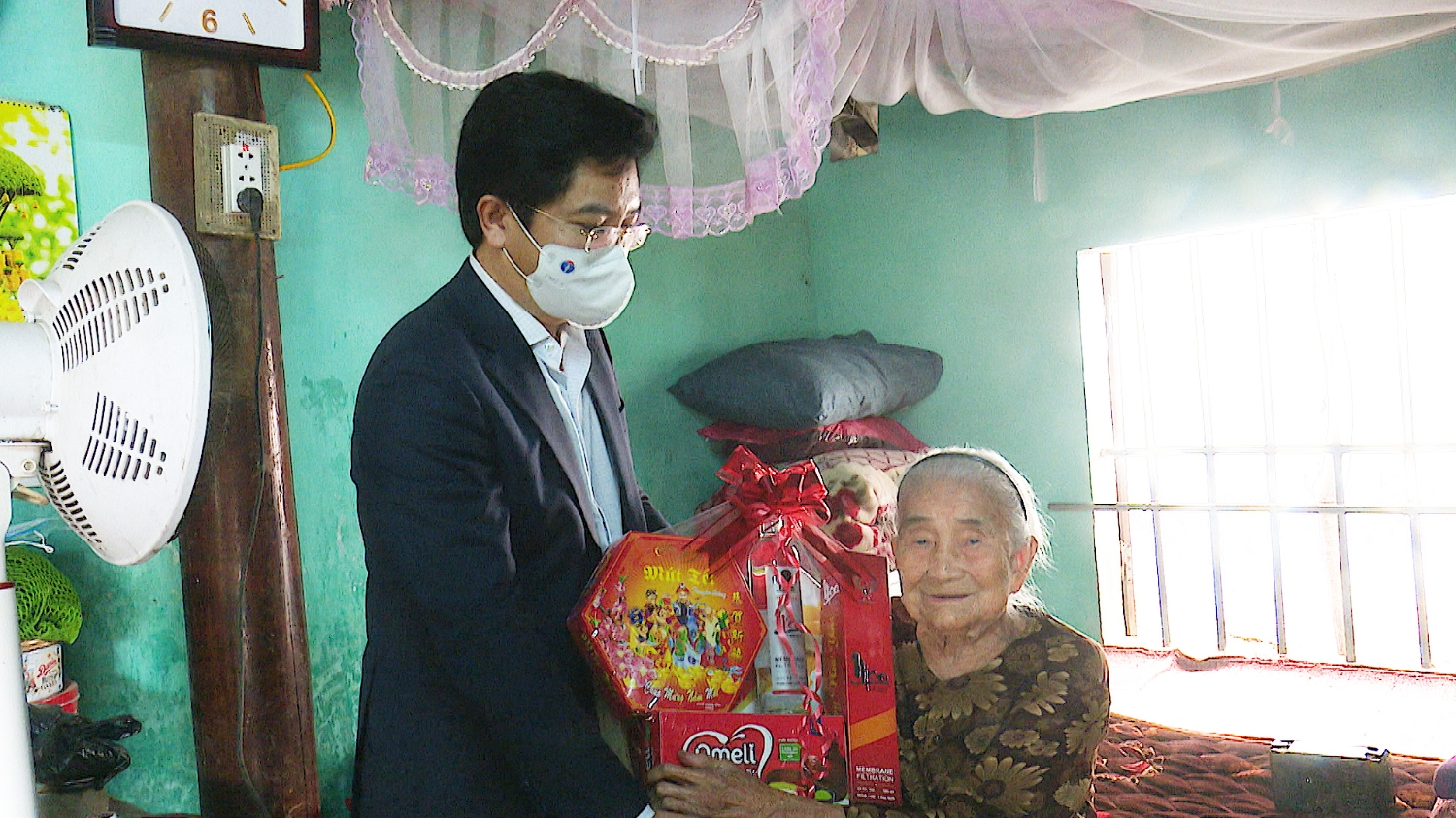 Đồng chí Trương An Ninh- UVTV Tỉnh ủy, Bí thư Thị ủy Ba Đồn thăm và tặng quà Mẹ Việt Nam Anh hùng Nguyễn Thị Nậy.