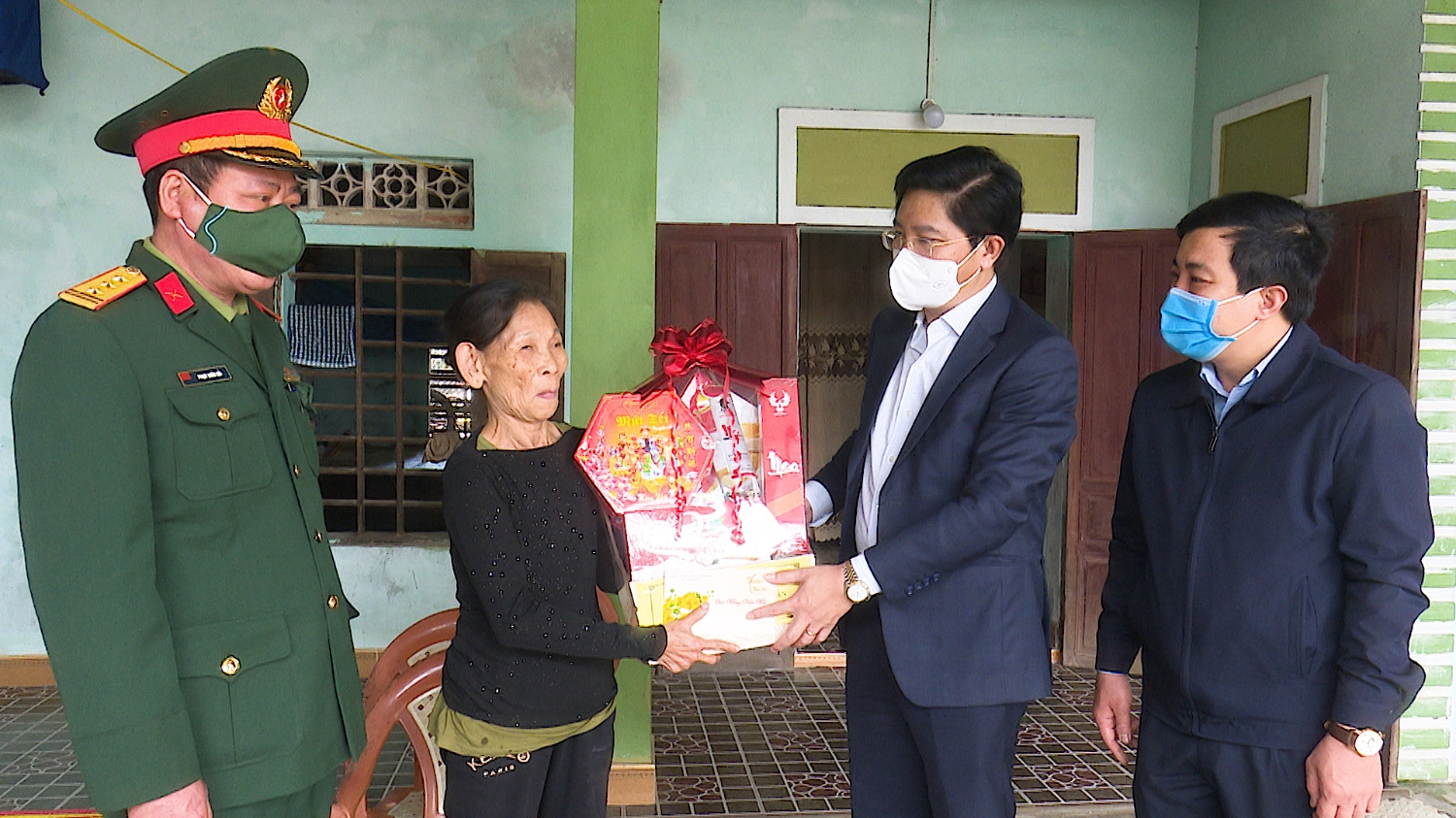 Đồng chí Trương An Ninh UVTV Tỉnh ủy Bí thư Thị ủy Ba Đồn thăm và tặng quà gia đình ông Trần Ngự Thương binh, TDP Dinh, phường Quảng Thuận