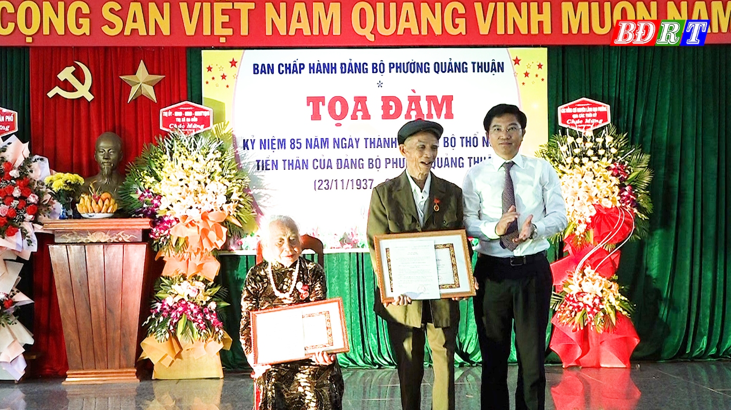 Đồng chí Trương An Ninh UVTV Tỉnh ủy Bí thư Thị ủy Ba Đồn trao tặng huy hiệu Đảng 60 năm, 75 năm tuổi đảng cho các đảng viên