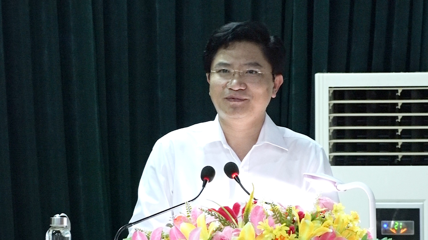 Đồng chí Trương An Ninh- UVTV Tỉnh ủy,  Bí thư Thị ủy phát biểu tại phiên họp.