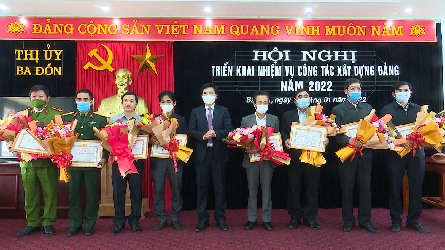 Đồng chí Trương An Ninh, Uỷ viên Ban Thường vụ Tỉnh uỷ, Bí thư Thị uỷ Ba Đồn biểu dương khen thưởng 08 tổ chức cơ sở Đảng có thành tích xuất sắc trong công tác xây dựng Đảng năm 2021