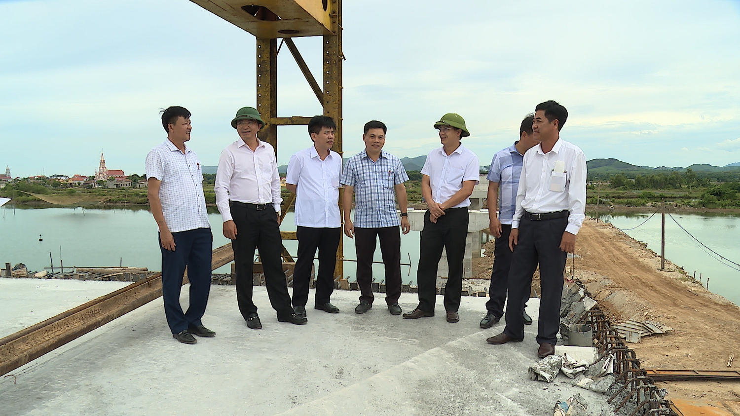 Đồng chí Trương An Ninh, Ủy viên Ban Thường vụ Tỉnh ủy, Bí thư Thị ủy Ba Đồn kiểm tra tiến độ xây dựng cầu Cồn Nâm.