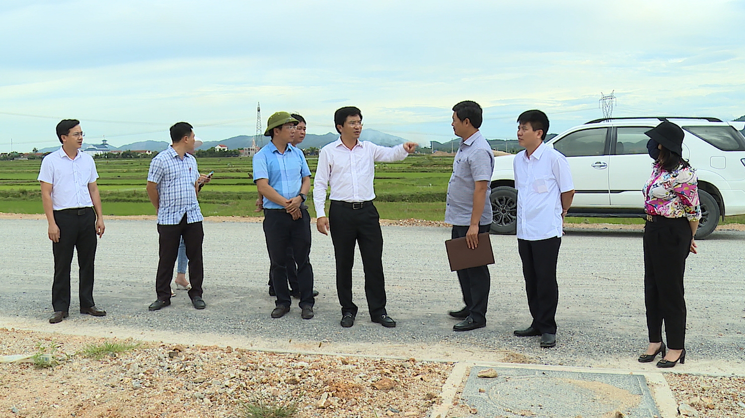 đồng chí Trương An Ninh, Ủy viên Ban Thường vụ Tỉnh ủy, Bí thư Thị ủy Ba Đồn kiểm tra tiến độ xây dựng tuyến đường trục chính và hạ tầng tuyến đường trục chính