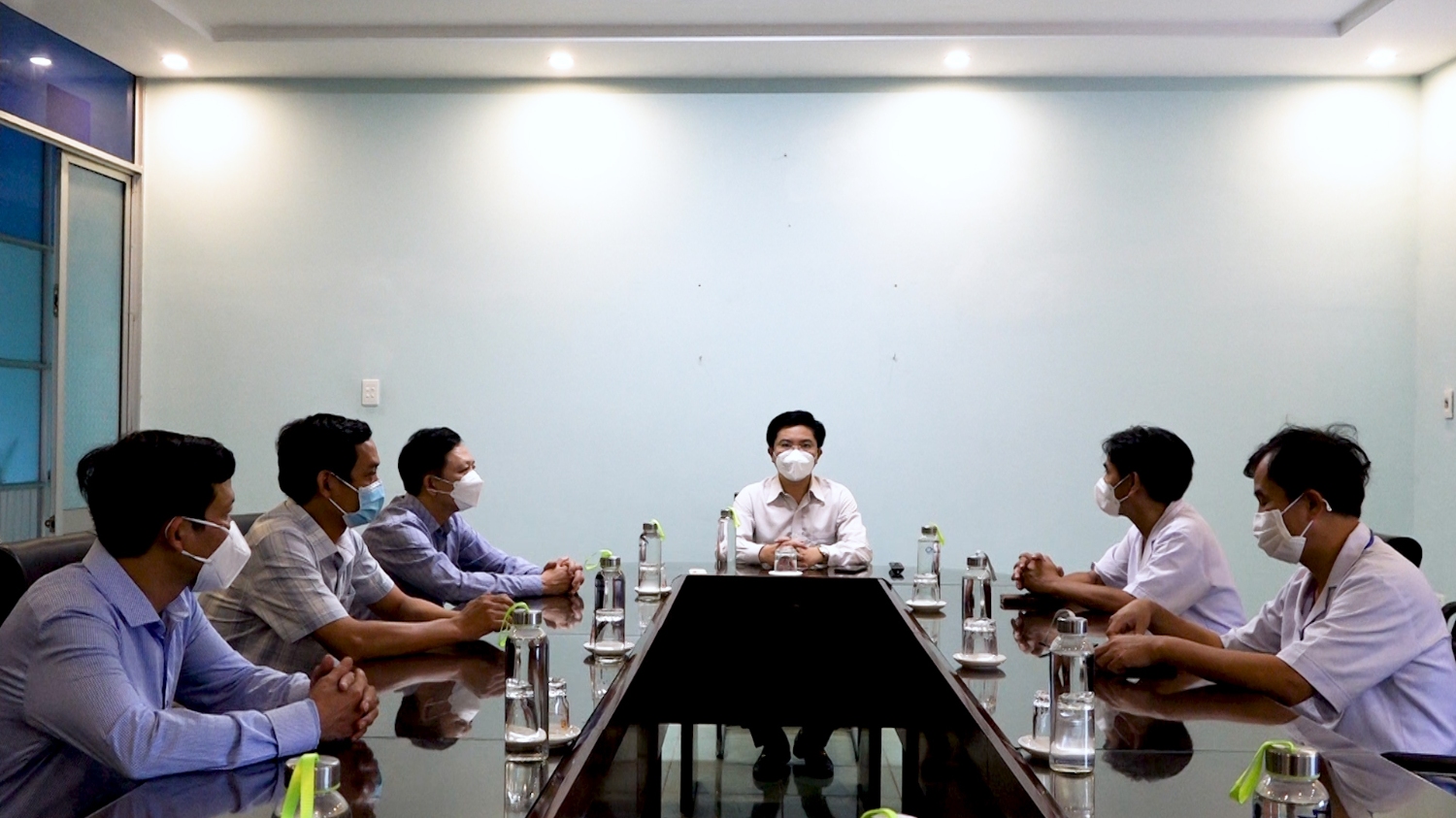 Đồng chí Trương An Ninh, Ủy viên Ban Thường vụ Tỉnh ủy, Bí thư Thị ủy Ba Đồn làm việc với lãnh đạo bệnh viện (2)
