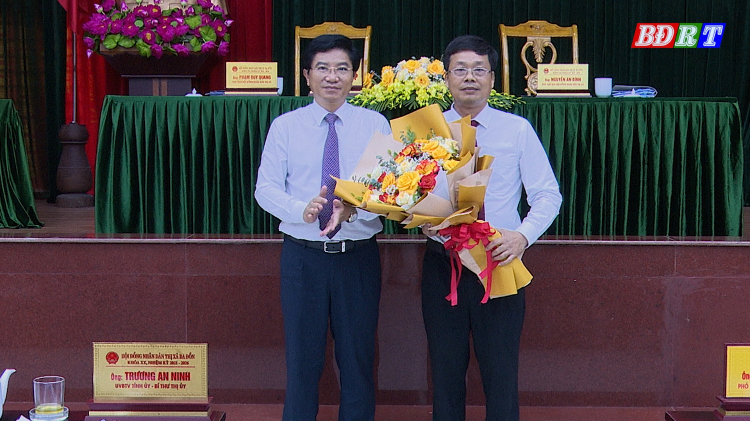 Đồng chí Trương An Ninh, Ủy viên Ban Thường vụ Tỉnh ủy, Bí thư Thị ủy Ba Đồn tặng hoa chúc mừng