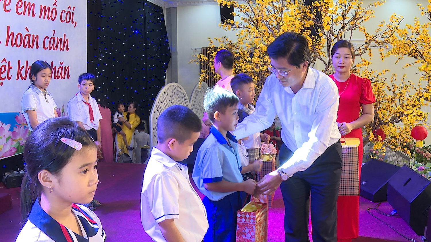 Đồng chí Trương An Ninh, Ủy viên Ban Thường vụ Tỉnh ủy, Bí thư Thị ủy Ba Đồn trao quà cho các em nhỏ có hoàn cảnh đặc biệt khó khăn, trẻ mồ côi