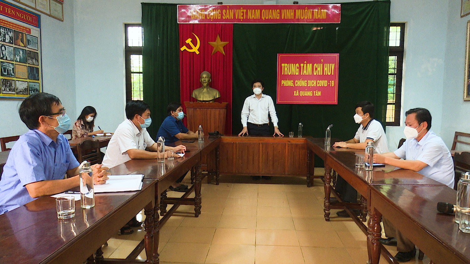 Đồng chí Trương An Ninh và các đồng chí trong đoàn công tác làm việc với UBND xã Quảng Tân