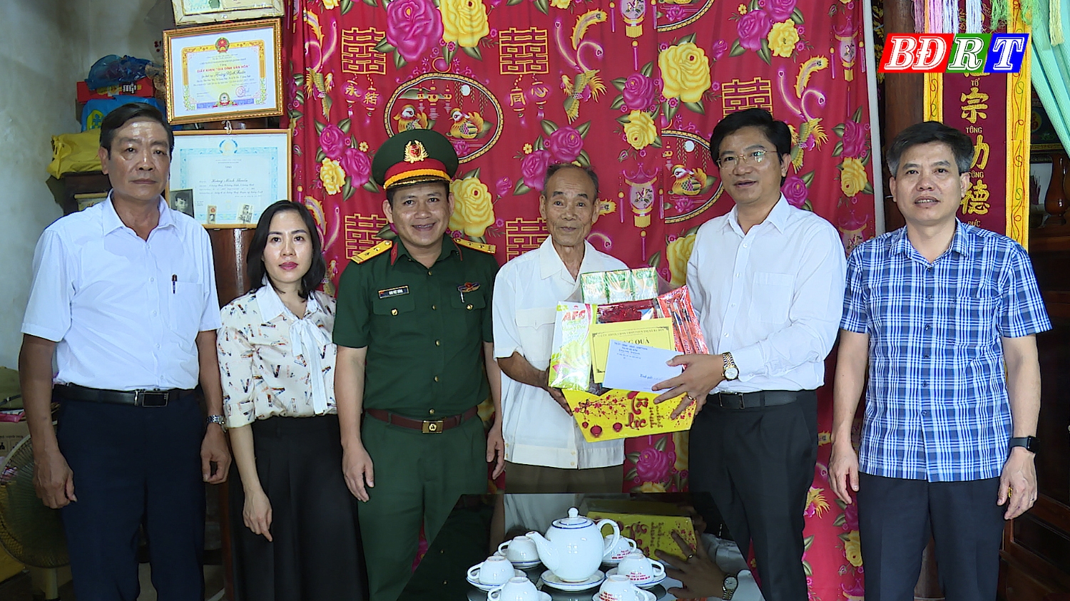 Đồng chí Trương An Ninh UVTV Tỉnh ủy, Bí thư Thị ủy Ba Đồn đã đến thăm hỏi và tặng quà cho gia đình ông Hoàng Minh Thuấn Thương binh, Thôn Nam Thủy, xã Quảng Thủy