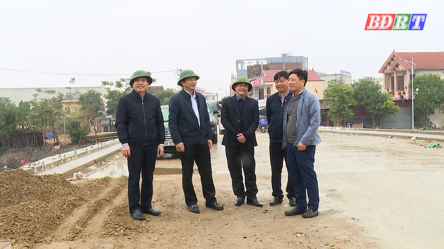 Đồng chí Trương An Ninh UVTV Tỉnh ủy, Bí thư Thị ủy Ba Đồn đã đi kiểm tra tiến độ thực hiện Hạng mục cầu kết hợp đập tràn Quảng Thuận