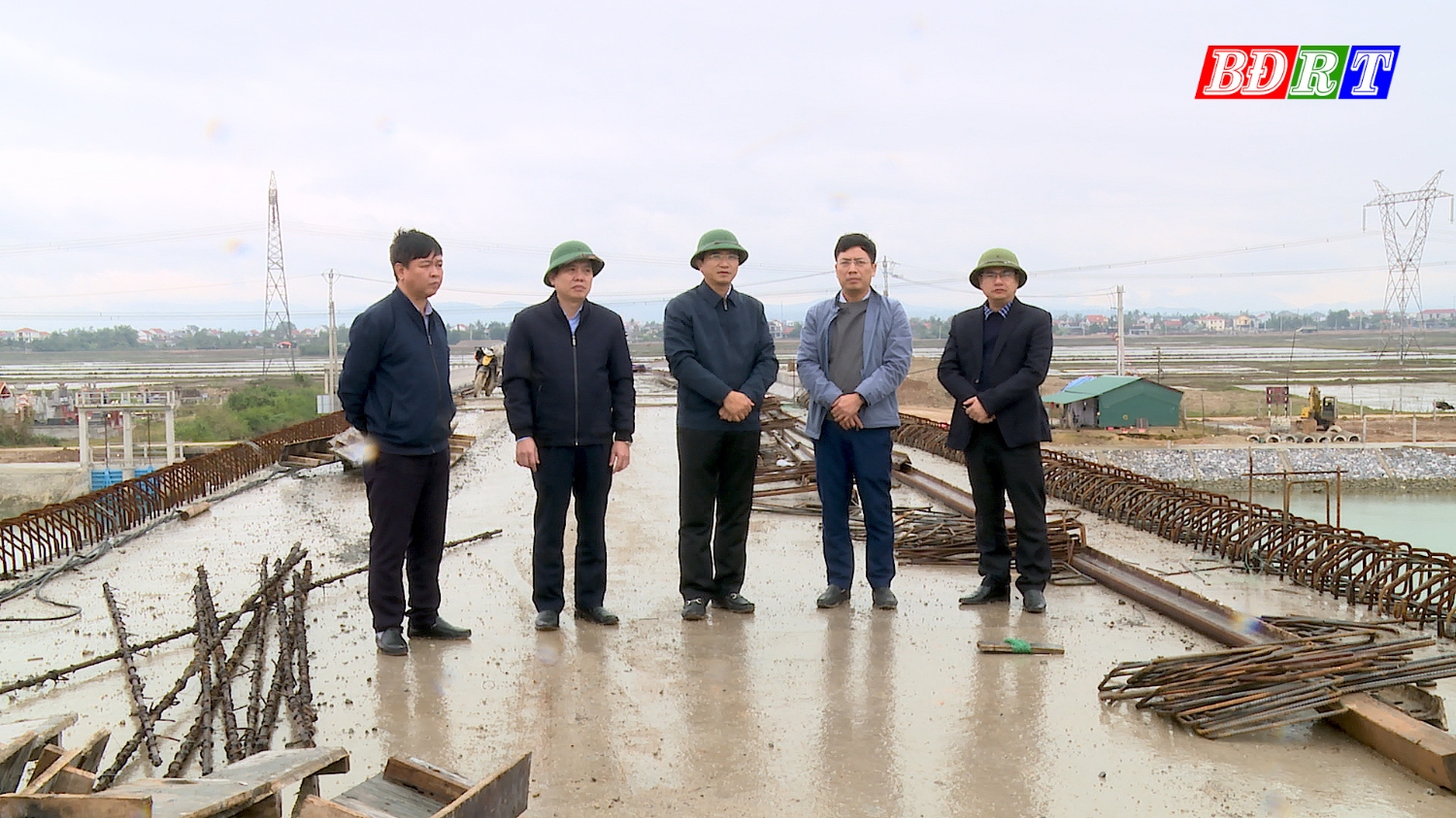 Đồng chí Trương An Ninh, UVTV Tỉnh ủy, Bí thư Thị ủy Ba Đồn kiểm tra tiến độ thực hiện xây dựng cầu Cồn Nâm.