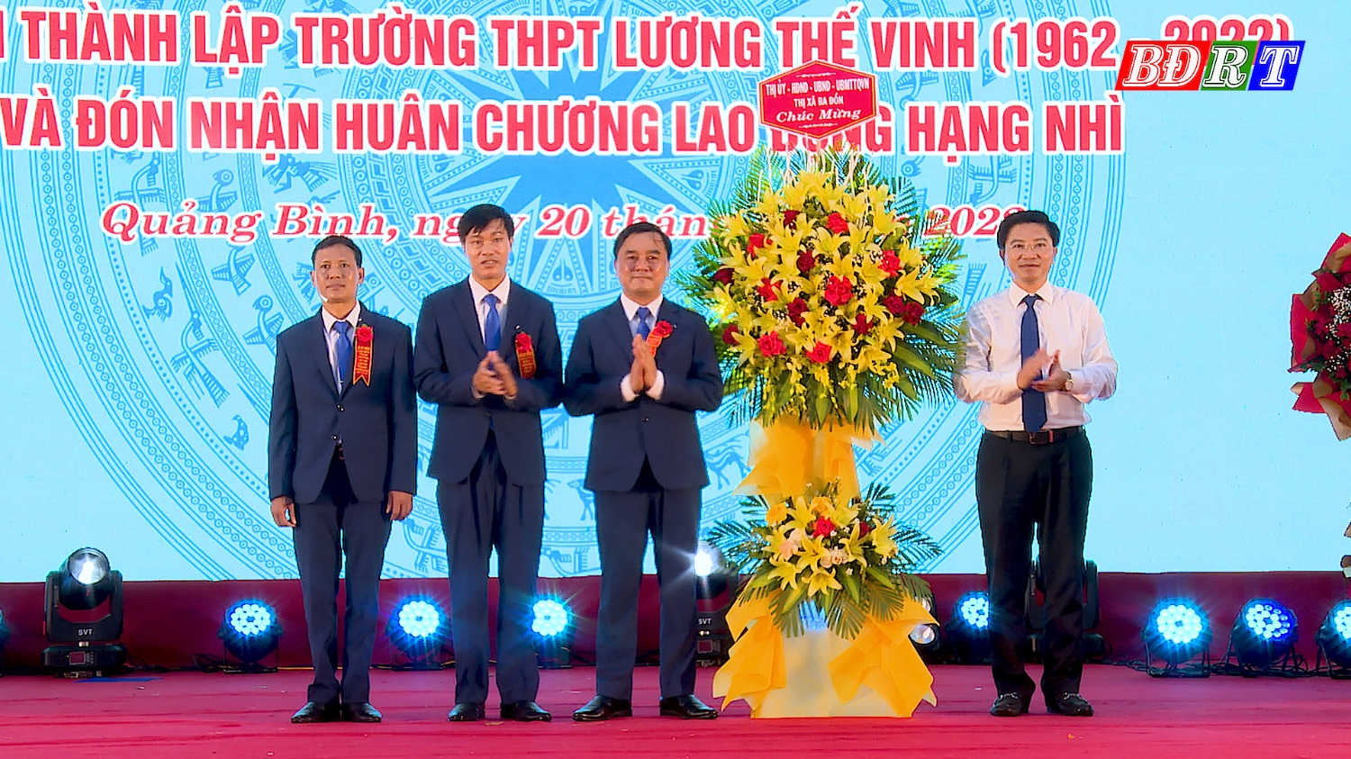 Đồng chí Trương An Ninh UVTV Tỉnh ủy, Bí thư Thị ủy Ba Đồn tặng hoa chúc mừng
