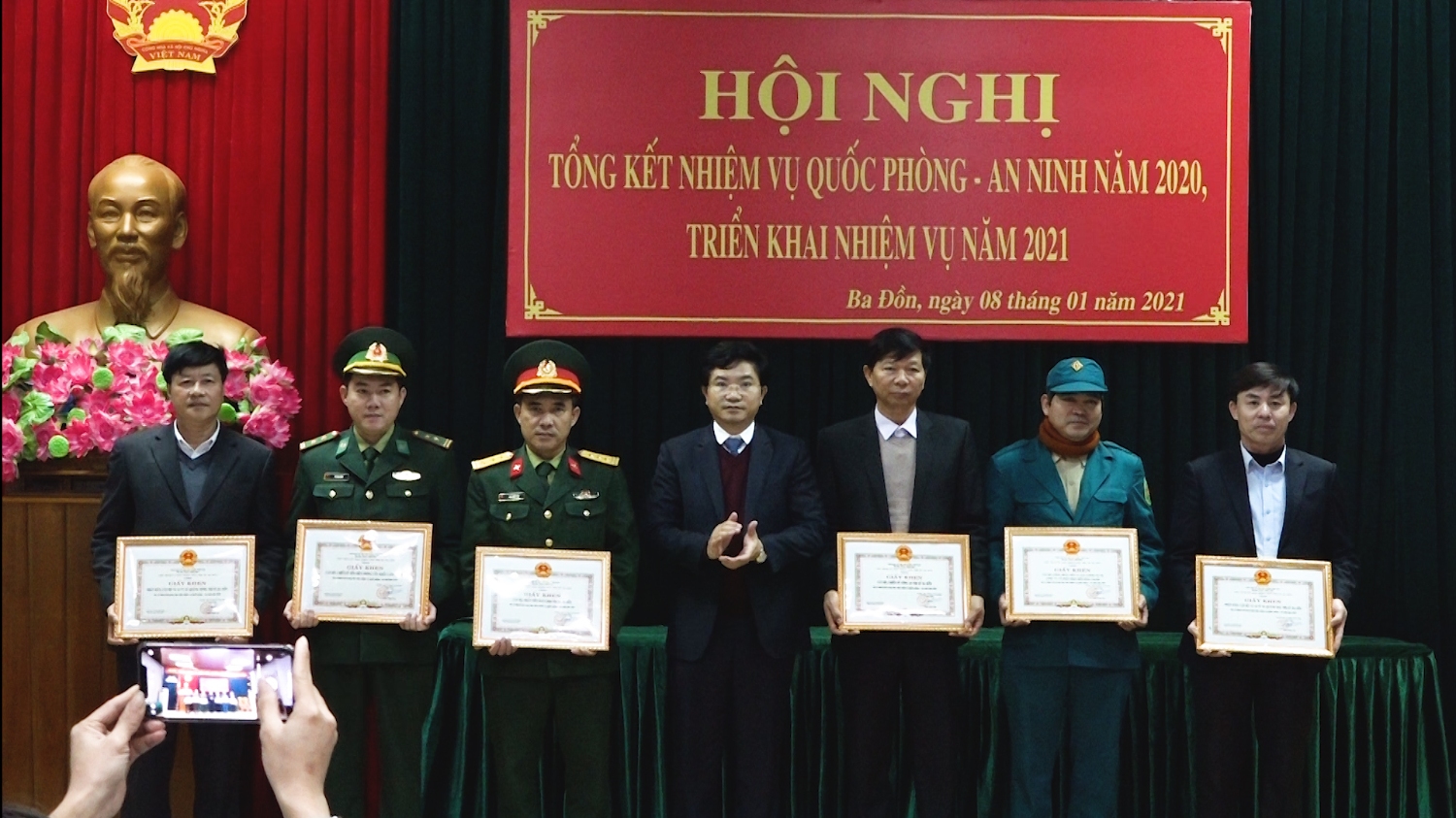đồng chí Trương An Ninh UVTV Tỉnh uỷ Bí thư Thị uỷ Ba Đồn tặng giấy khen cho các tập thể có thành tích xuất sắc thực hiện nhiệm vụ quốc phòng an ninh 2020