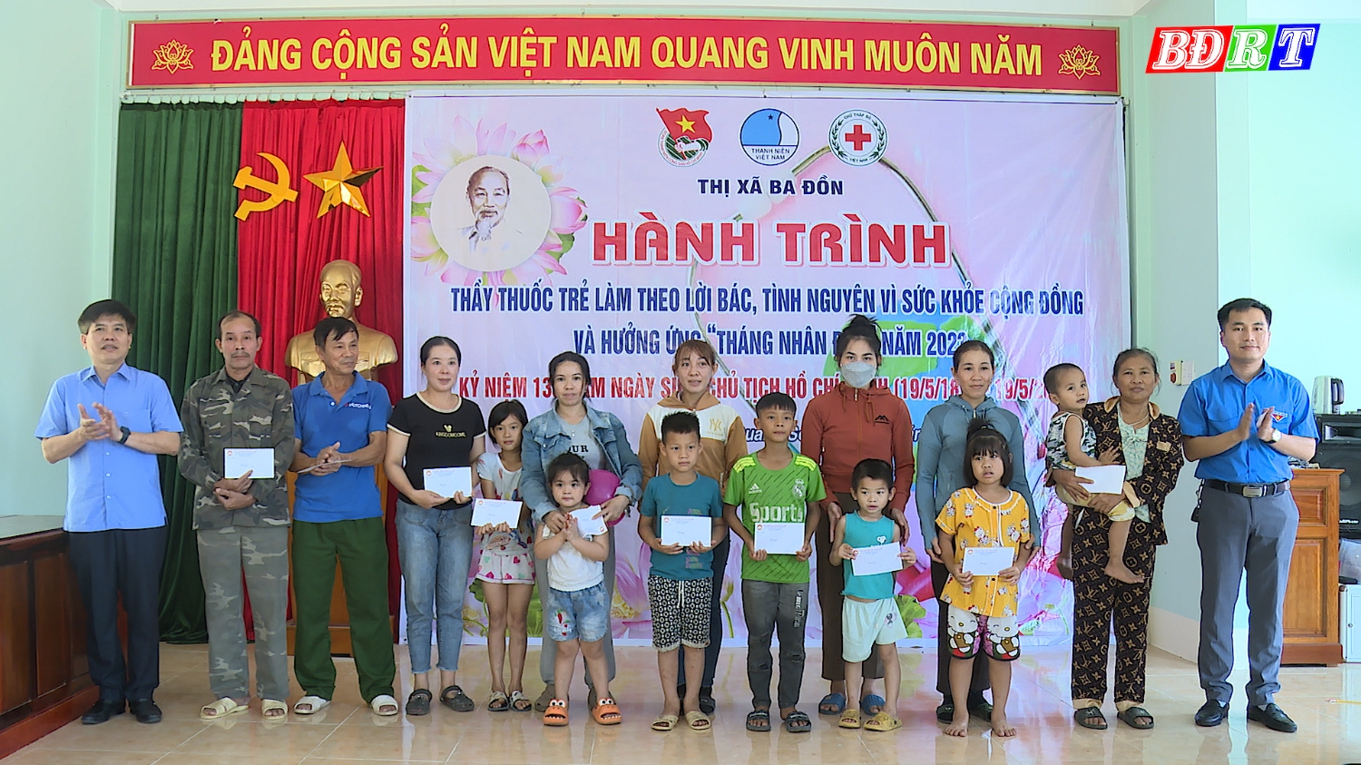 Đồng chí Trưởng Ban Dân vận Thị ủy và đại diện lãnh đạo Thị Đoàn Ba Đồn tặng quà cho em nhỏ, hộ nghèo, có hoàn cảnh khó khăn trên địa bàn thôn Tân Sơn
