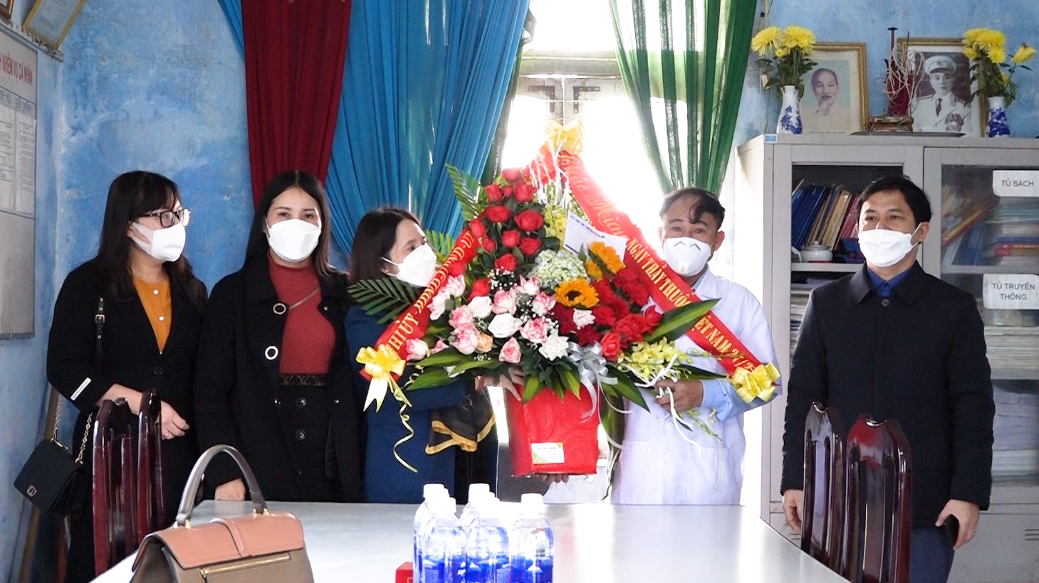 Đồng chí Trưởng Ban Tổ chức Thị ủy thăm chúc mừng Trạm Y tế phường Quảng Phong