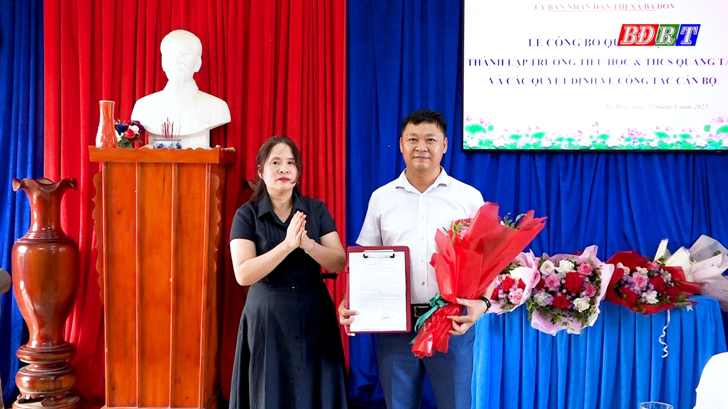 Đồng chí Trưởng Ban tổ chức Thị ủy trao quyết định cho thầy Hiệu trưởng trường TH&THCS Quảng Tân