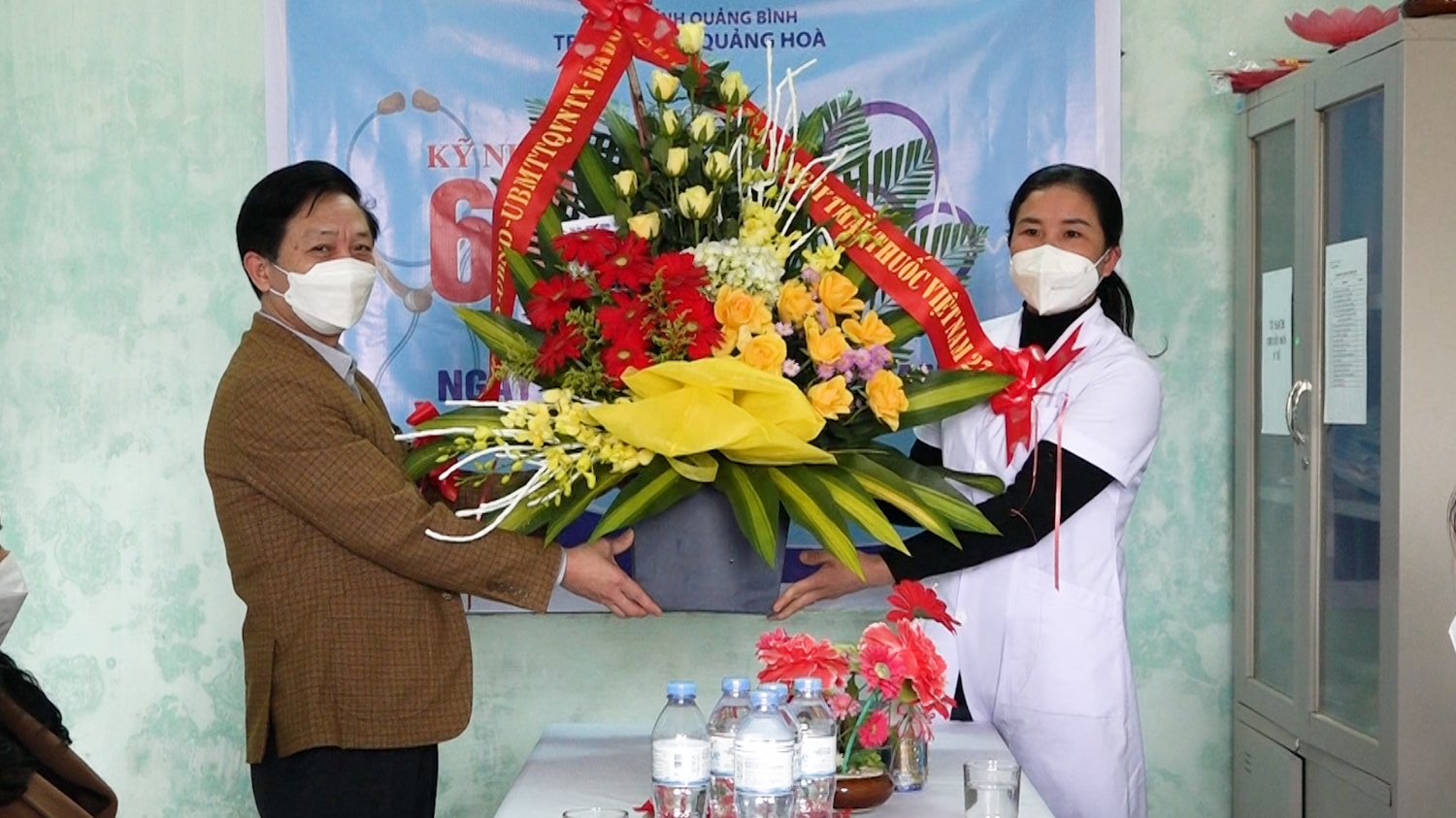 Đồng chí Trưởng Ban Tuyên giáo Thị ủy thăm, tặng hoa  tại Trạm Y tế xã Quảng Hòa.