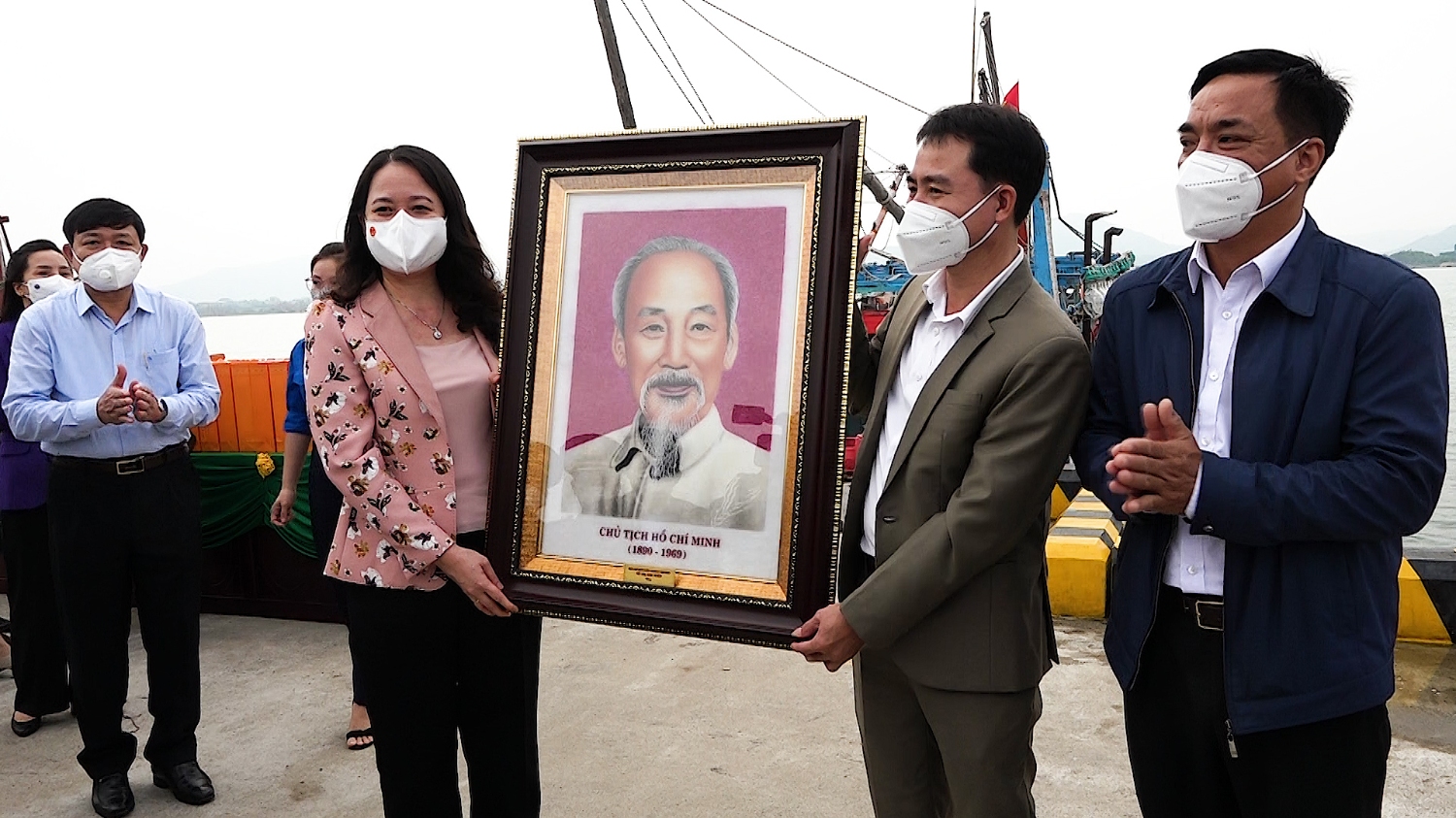 Đồng chí Võ Thị Ánh Xuân Ủy viên BCH TW Đảng, Phó Chủ tịch nước tặng bức tranh Bác Hồ cho UBND phường Quảng Phúc