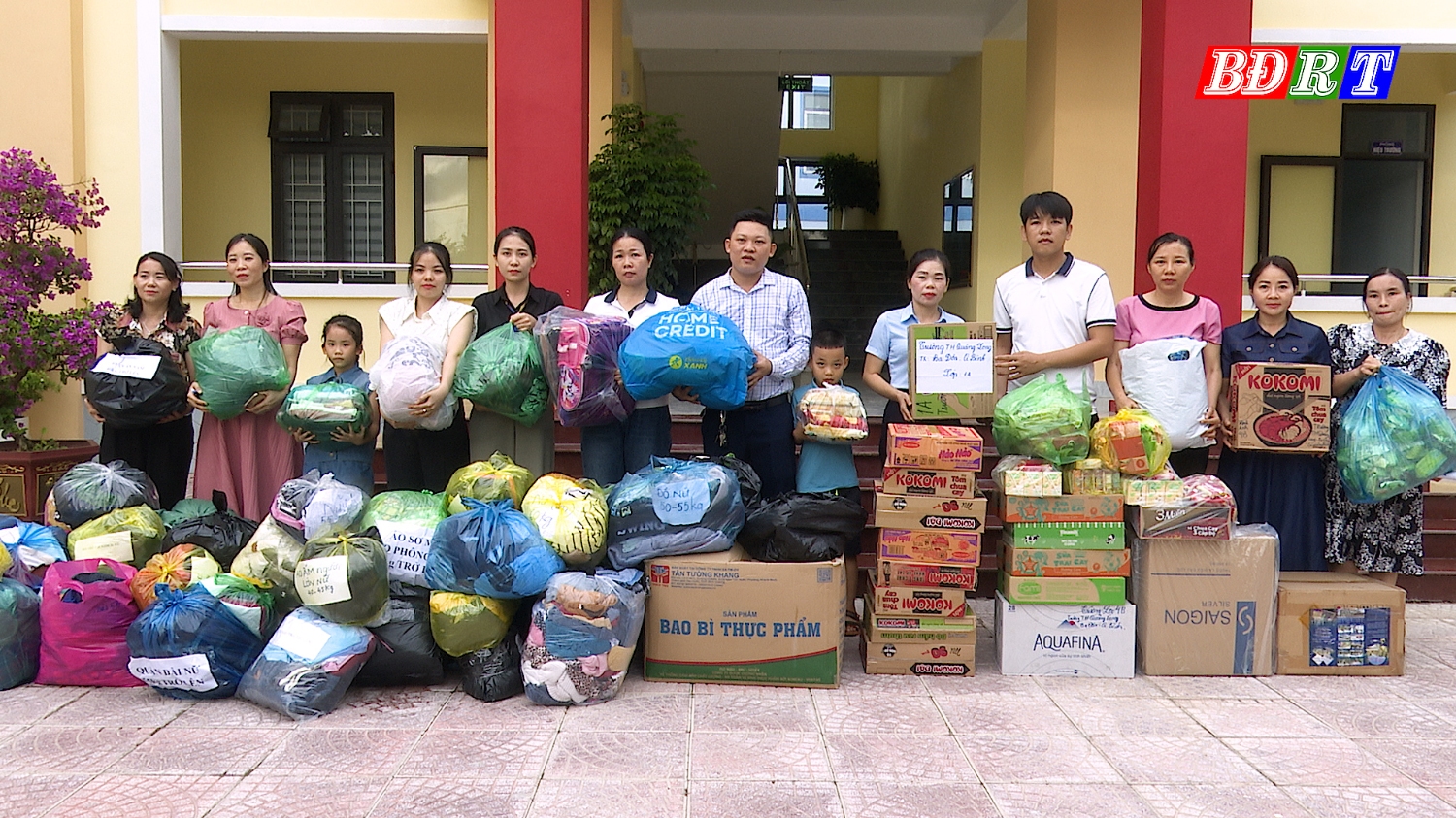 Đông đảo giáo viên và phụ huynh trường Tiểu học Quảng Long góp lương thực, thực phẩm, quần áo hỗ trợ người dân bị thiệt hại do thiên tai