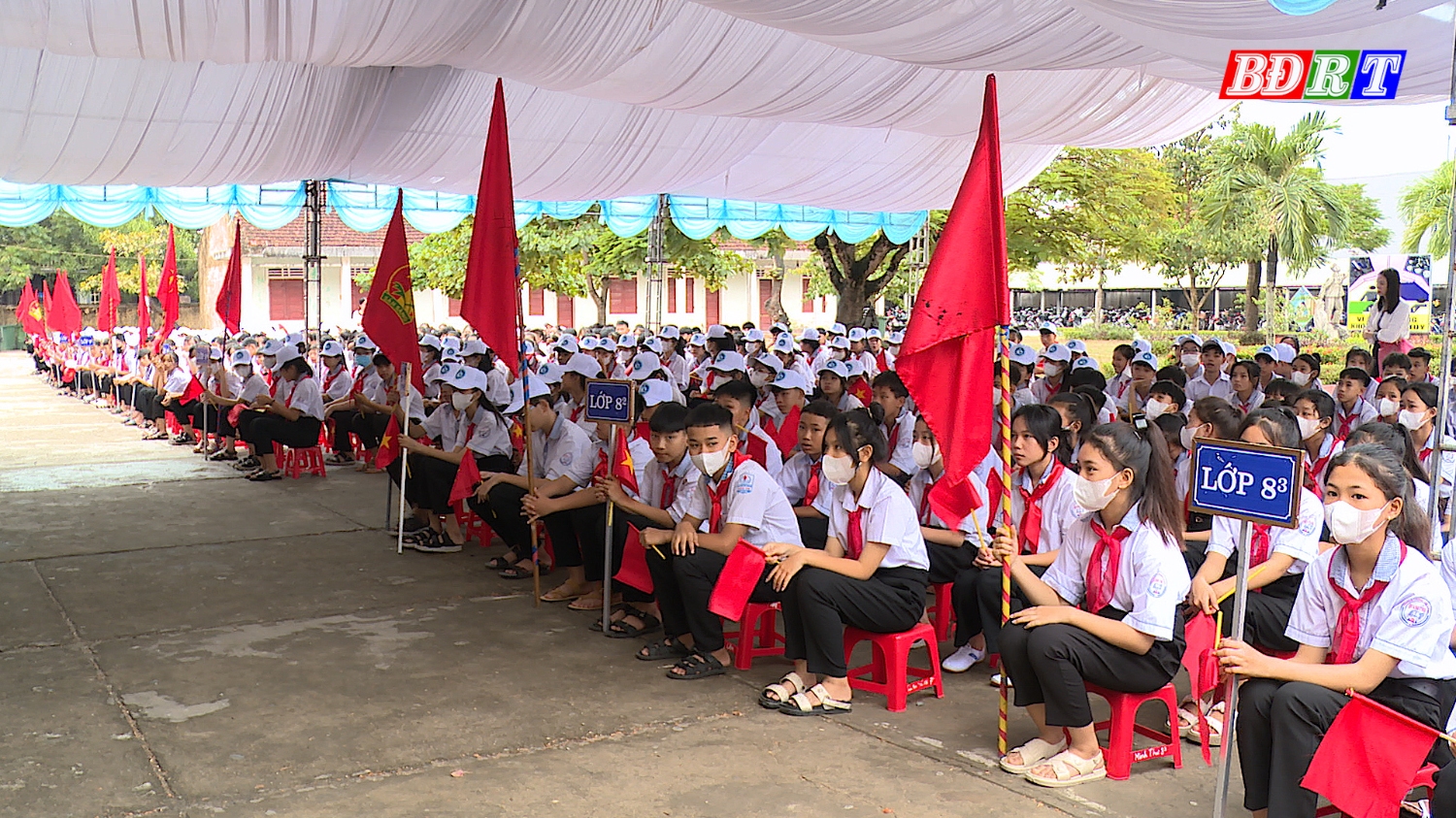 Đông đảo học sinh trường THCS Quảng Thọ tham gia lễ trao quà cho học sinh có hoàn cảnh khó khăn