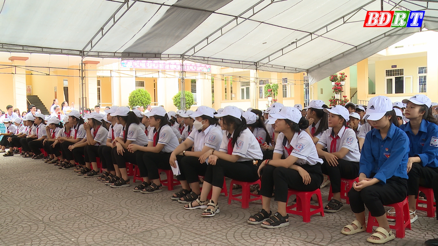 Đông đảo học sinh xem và cổ vũ cho các đội thi