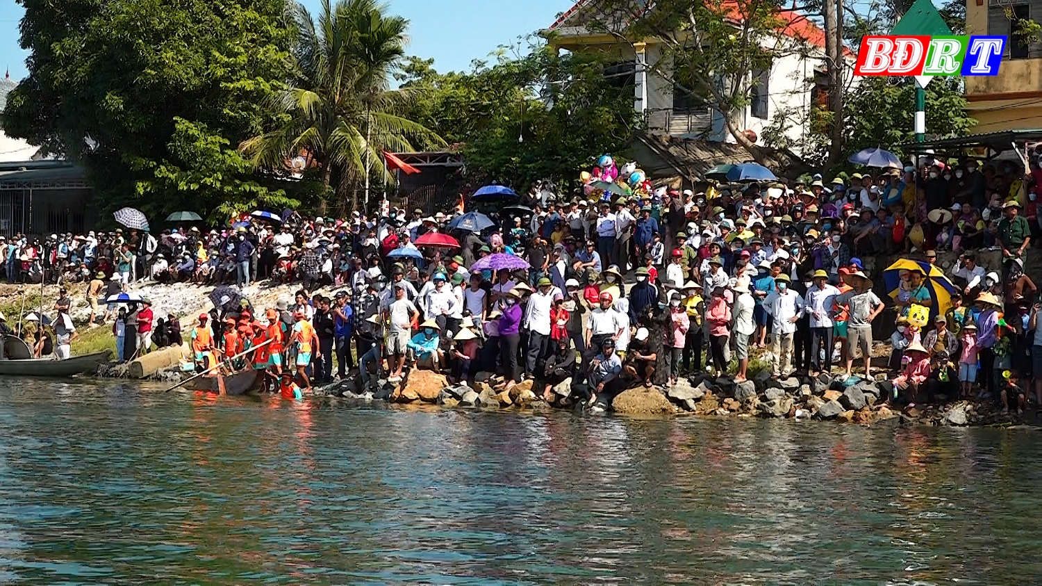 Đông đảo người dân đến xem và cổ vũ tạo không khí vui tươi cho giải đua
