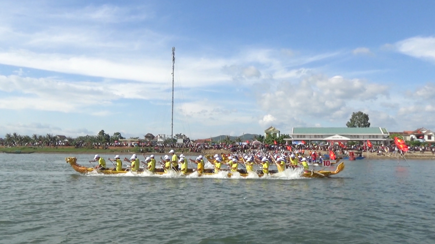 Thị xã Ba Đồn tổ chức thành công Lễ hội đua thuyền năm 2018.