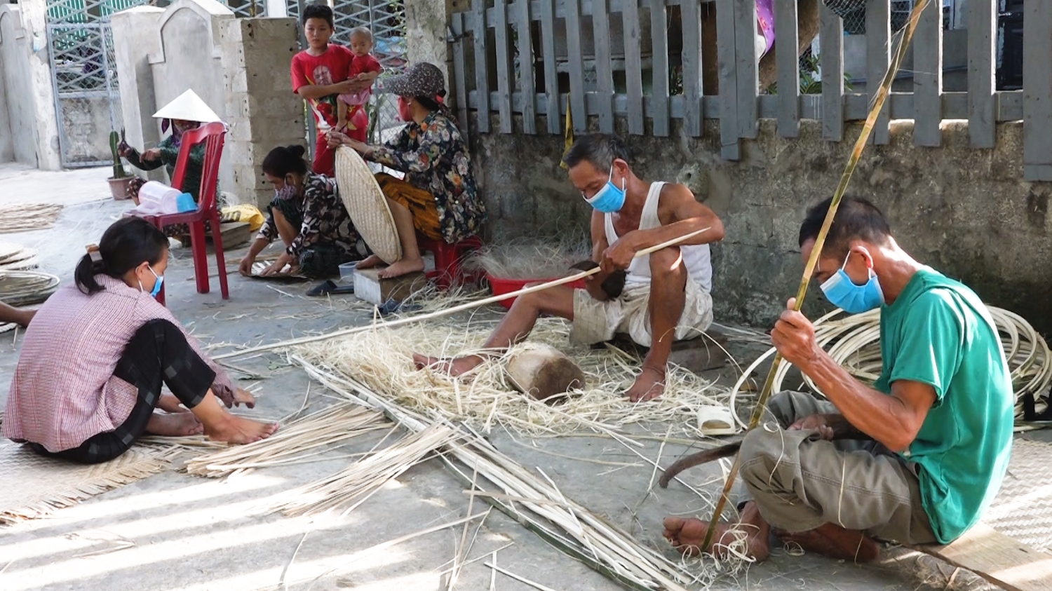 Nghề truyền thống đan lát Thọ Đơn góp phần giải quyết việc làm, tăng thu nhập cho người dân.