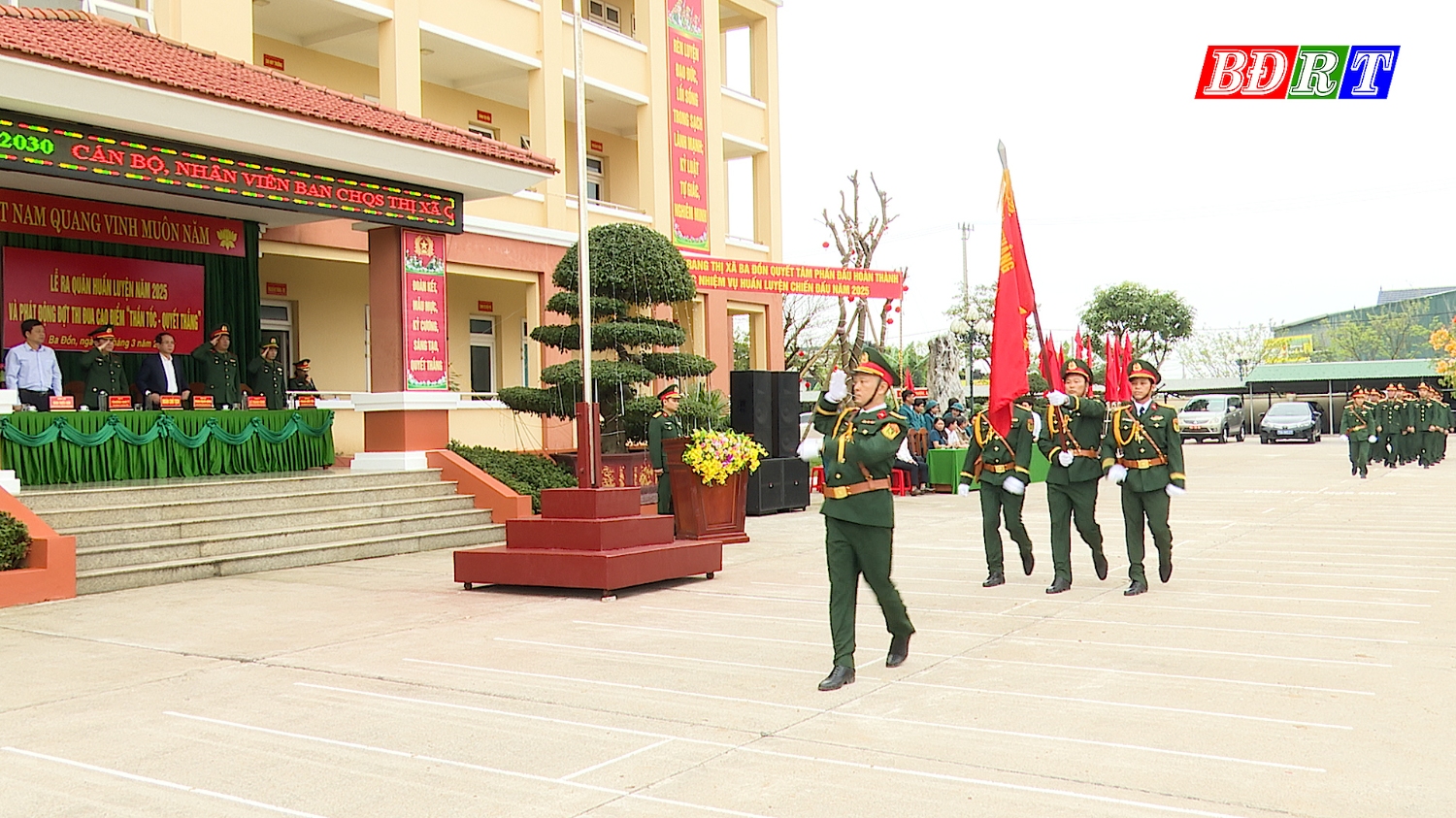 Duyệt đội ngũ tại lễ ra quân huấn luyện