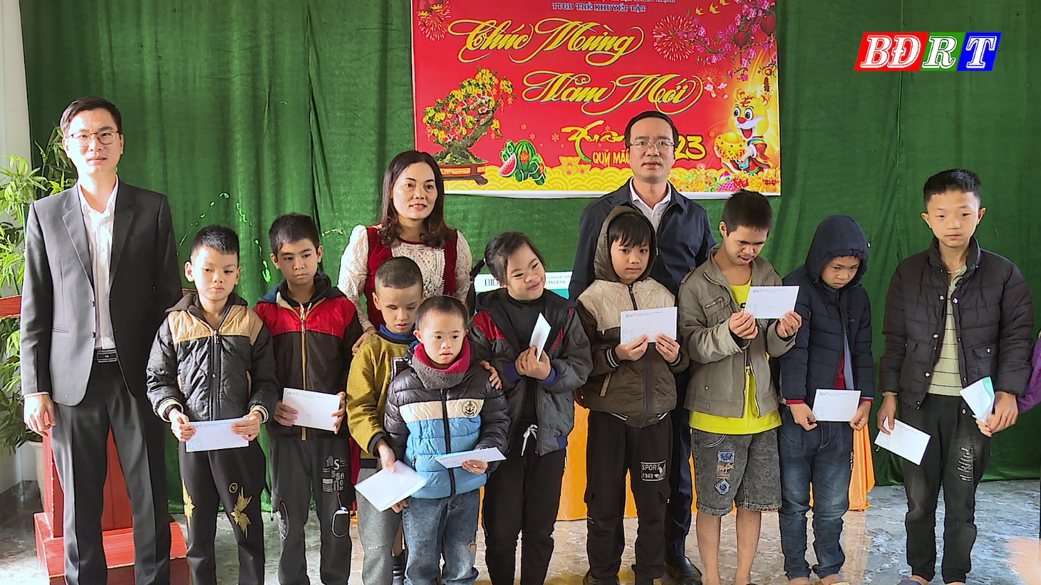 Ngân hàng BIDV chi nhánh Bắc Quảng Bình trao 91 suất quà  tại Trung tâm Giáo dục trẻ khuyết tật Quảng Trạch.