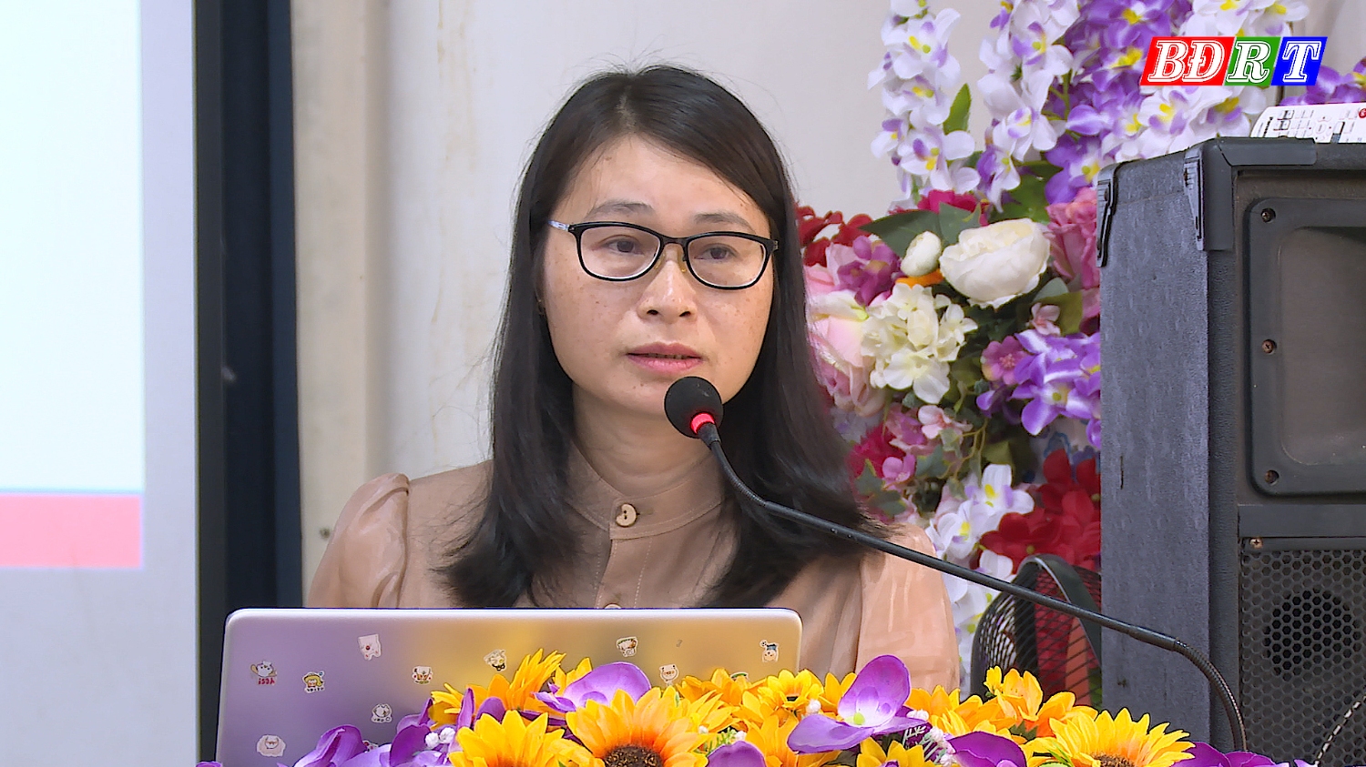 Giảng viên Nguyễn Thu Lan, Trưởng phòng Báo chí xuất bản, Sở Thông tin và Truyền thông truyền đạt các nội dung buổi tập huấn