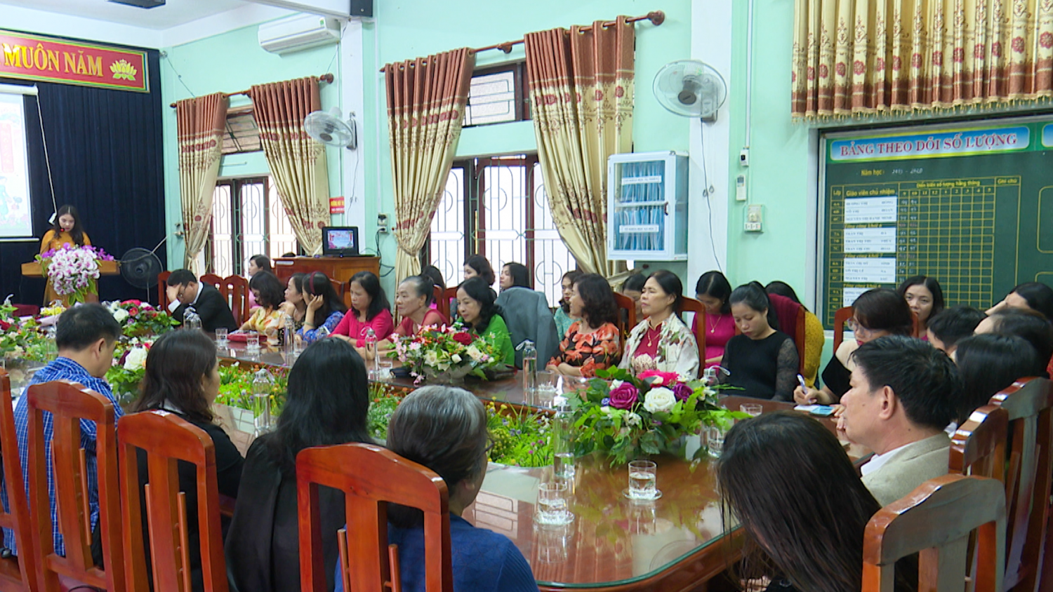 Các trường học tổ chức tọa đàm kỷ niệm 37 năm ngày Nhà giáo Việt Nam.