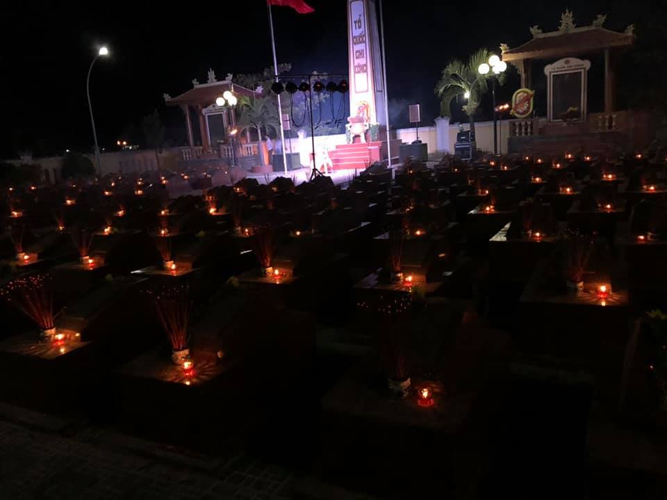 hàng trăm ngọn nến được thắp tại nghĩa trang liệt sỹ xã Quảng Văn