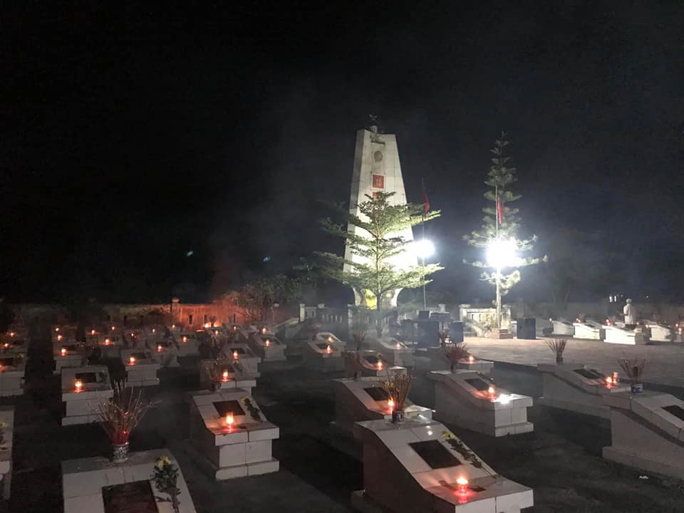 hàng trăm ngọn nến được thắp tại nghĩa trang xã Quảng Tiên