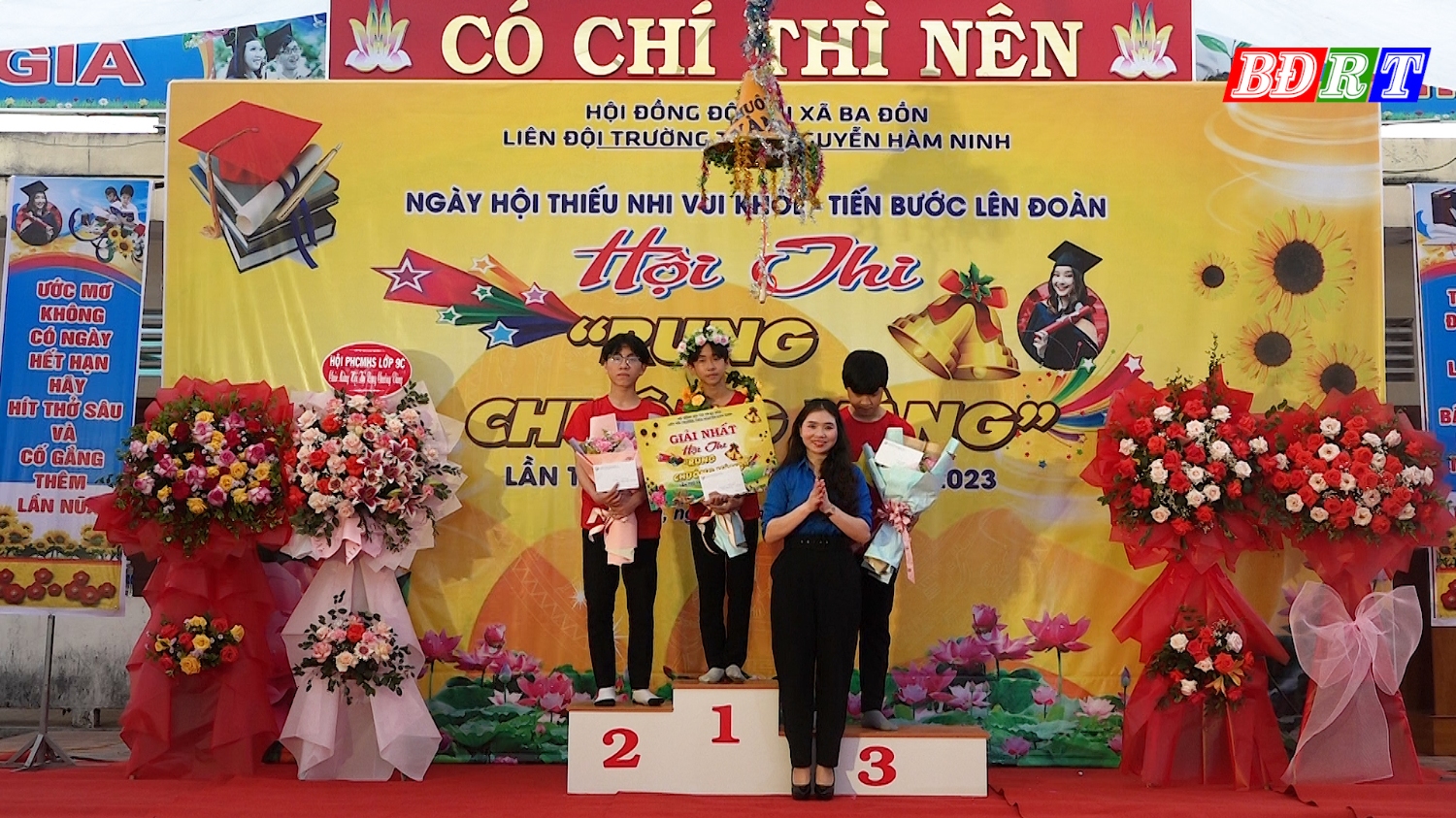 Hiệu trường trường THCS Nguyễn Hàm Ninh trao tặng giải Nhất, Nhì, Ba cho các em học sinh