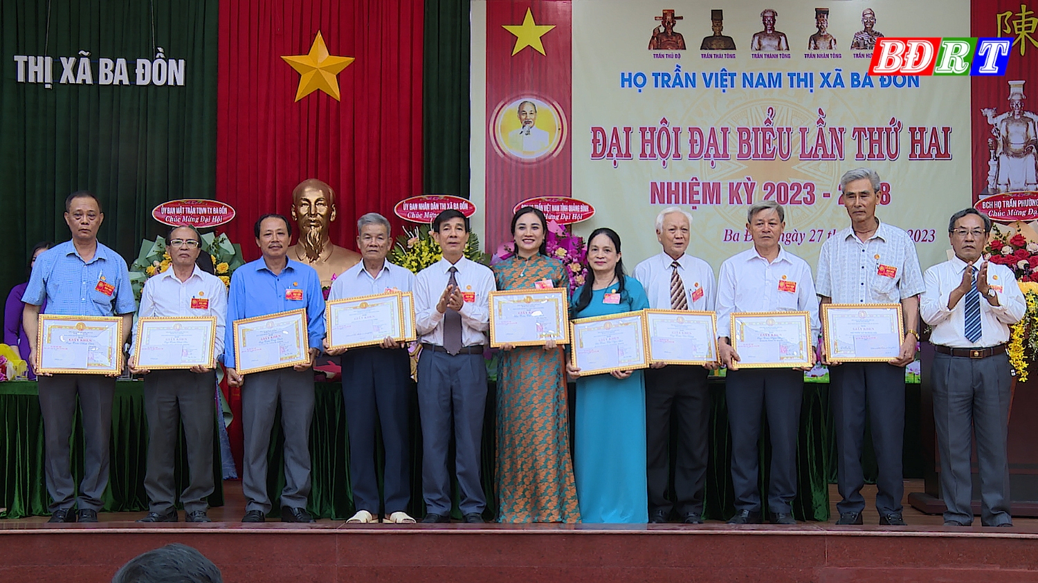 Họ Trần thị xã Ba Đồn trao thưởng cho các cá nhân có nhiều đóng góp vào sự phát triển của dòng họ