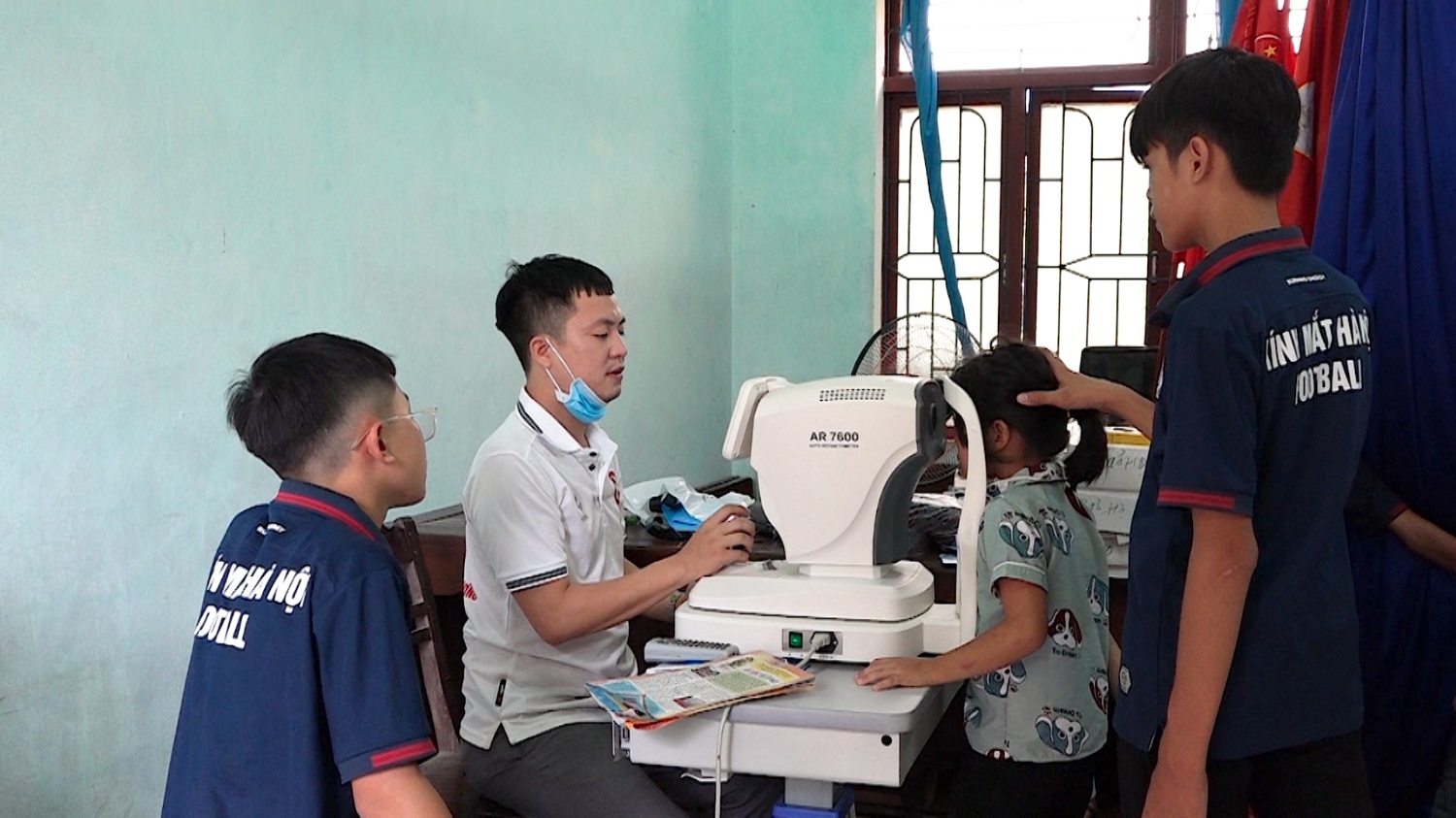 Hoạt động đo mắt, phát kính miễn phí cho trẻ em và người cao tuổi thôn Tân Sơn, xã Quảng Sơn