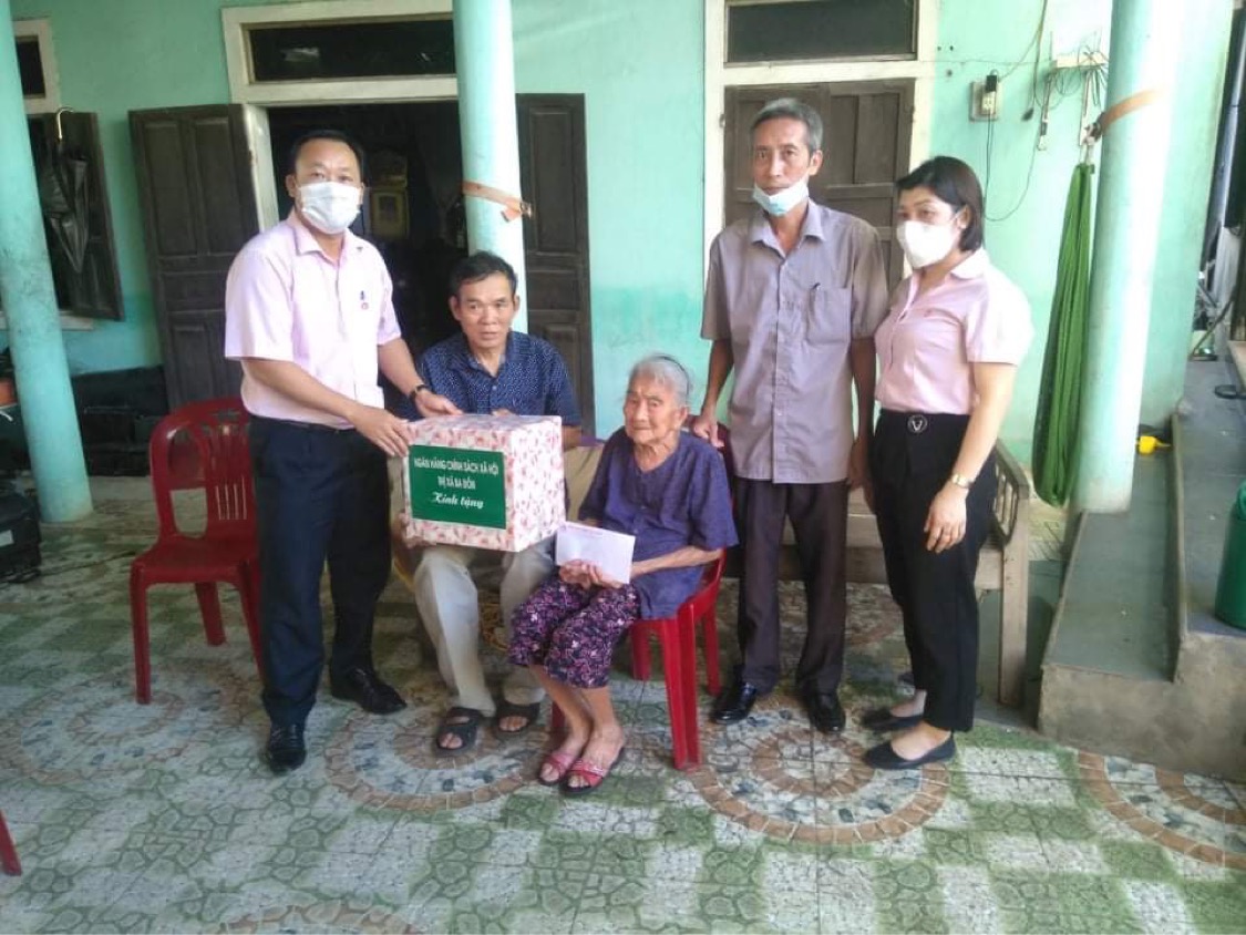 Lãnh đạo Ngân hàng CSXH thị xã Ba Đồn thăm, tặng quà mẹ Trần Thị Nậy- Mẹ VNAH (Khu phố 1, phường Ba Đồn)