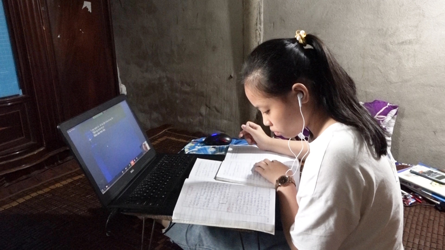 học sinh trường THCS Nguyễn Hàm Ninh đang học trực tuyến