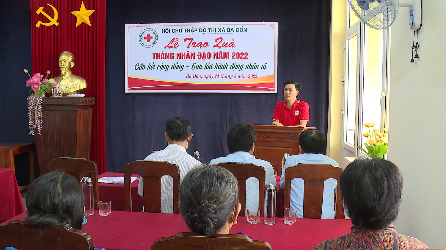 Hội chữ thập đỏ thị xã Ba Đồn trao quà tháng nhân đạo năm 2022