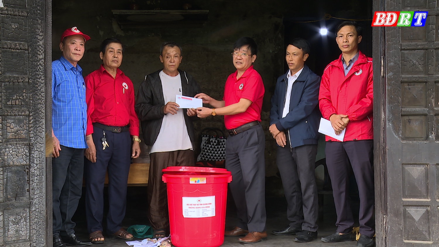 Hội Chữ thập đỏ tỉnh và thị xã Ba Đồn thăm và tặng quà hỗ trợ động viên gia đình ông Nguyễn Văn Sơn.