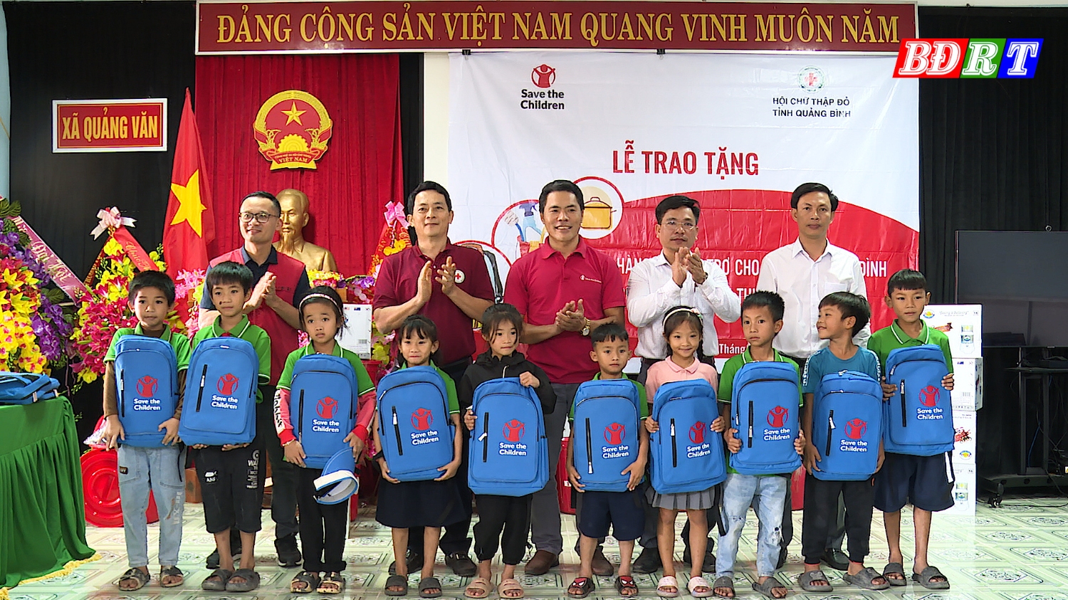 Hội chữ thập đỏ tỉnh Quảng Bình phối hợp với Hội chữ thập đỏ thị xã Ba Đồn trao bộ đồ dùng học tập cho các em học sinh.