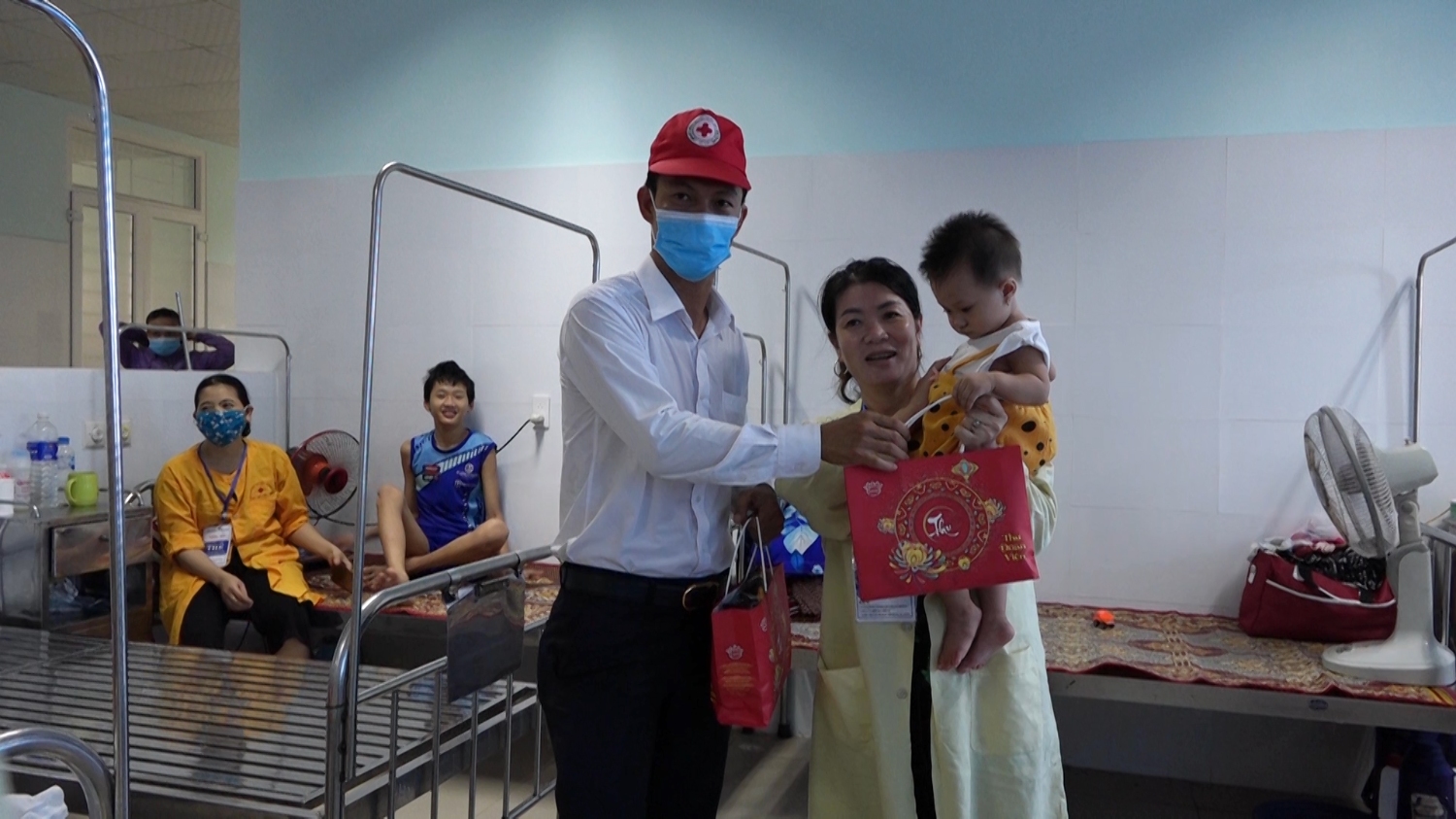 Hội Chữ thập đỏ trao quà trung thu cho các em nhỏ ở khoa nhi bệnh viện Đa khoa khu vực Bắc Quảng Bình.