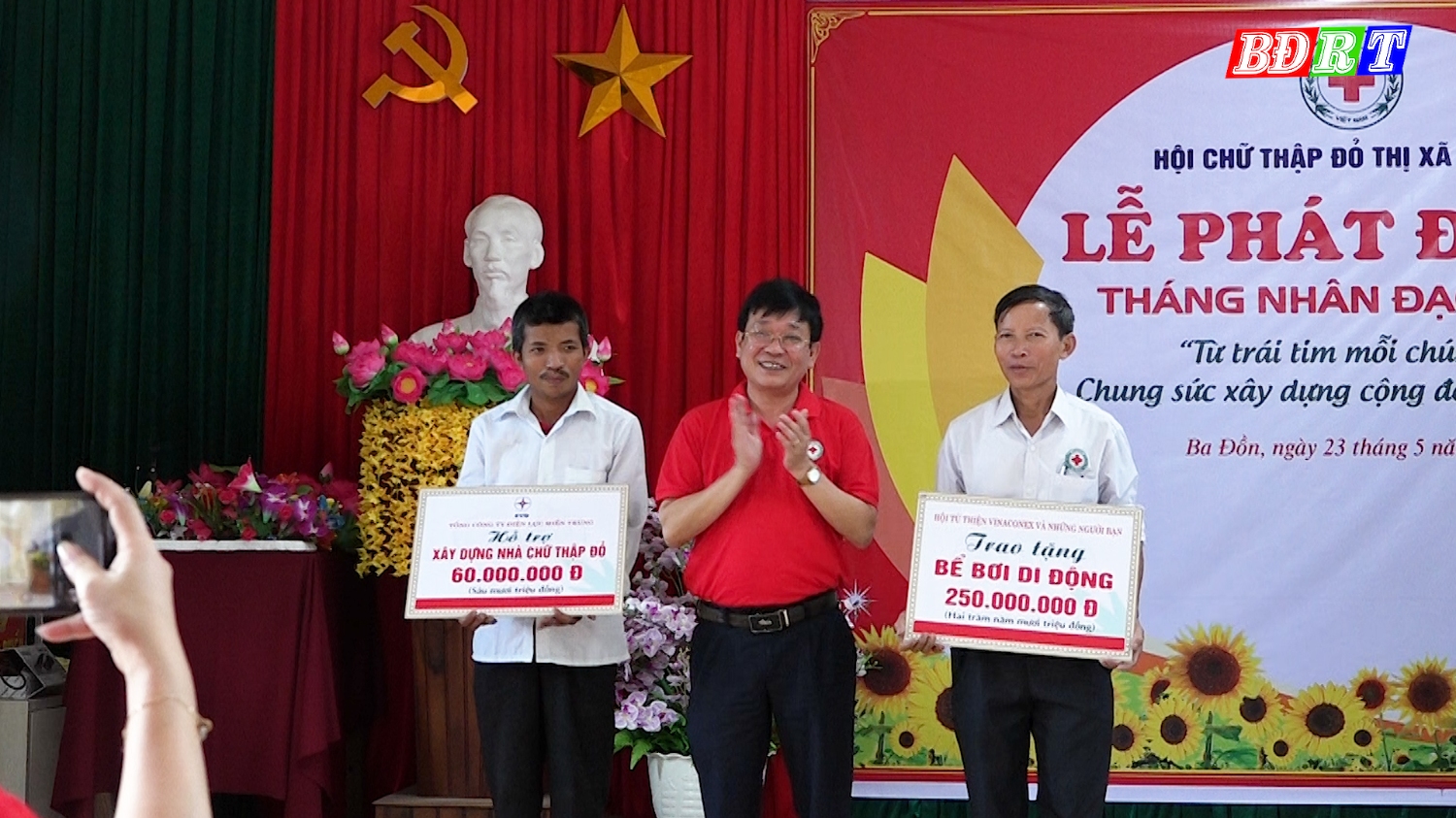 Hội CTĐ tỉnh Quảng Bình đã trao hỗ trợ 01 bể bơi di động trị giá 250 triệu đồng cho trường THCS Quảng Tiên, hỗ trợ 60 triệu đồng xây dựng nhà ở cho 01 địa chỉ nhân đạo tại xã Quảng Thủy