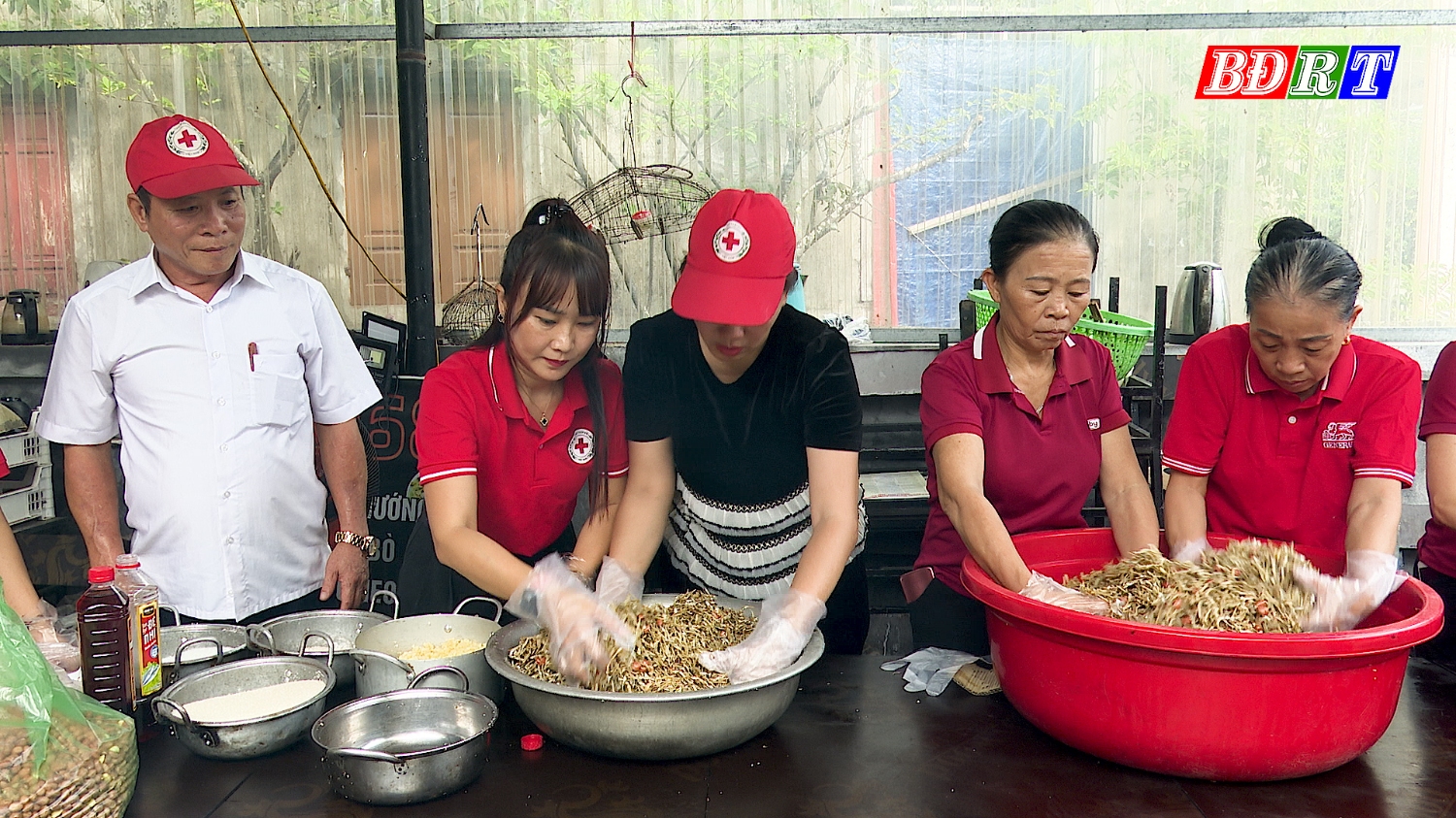 Hội CTĐ và người dân chung tay chuẩn bị các nhu yếu phẩm để mang ra các tỉnh phía Bắc