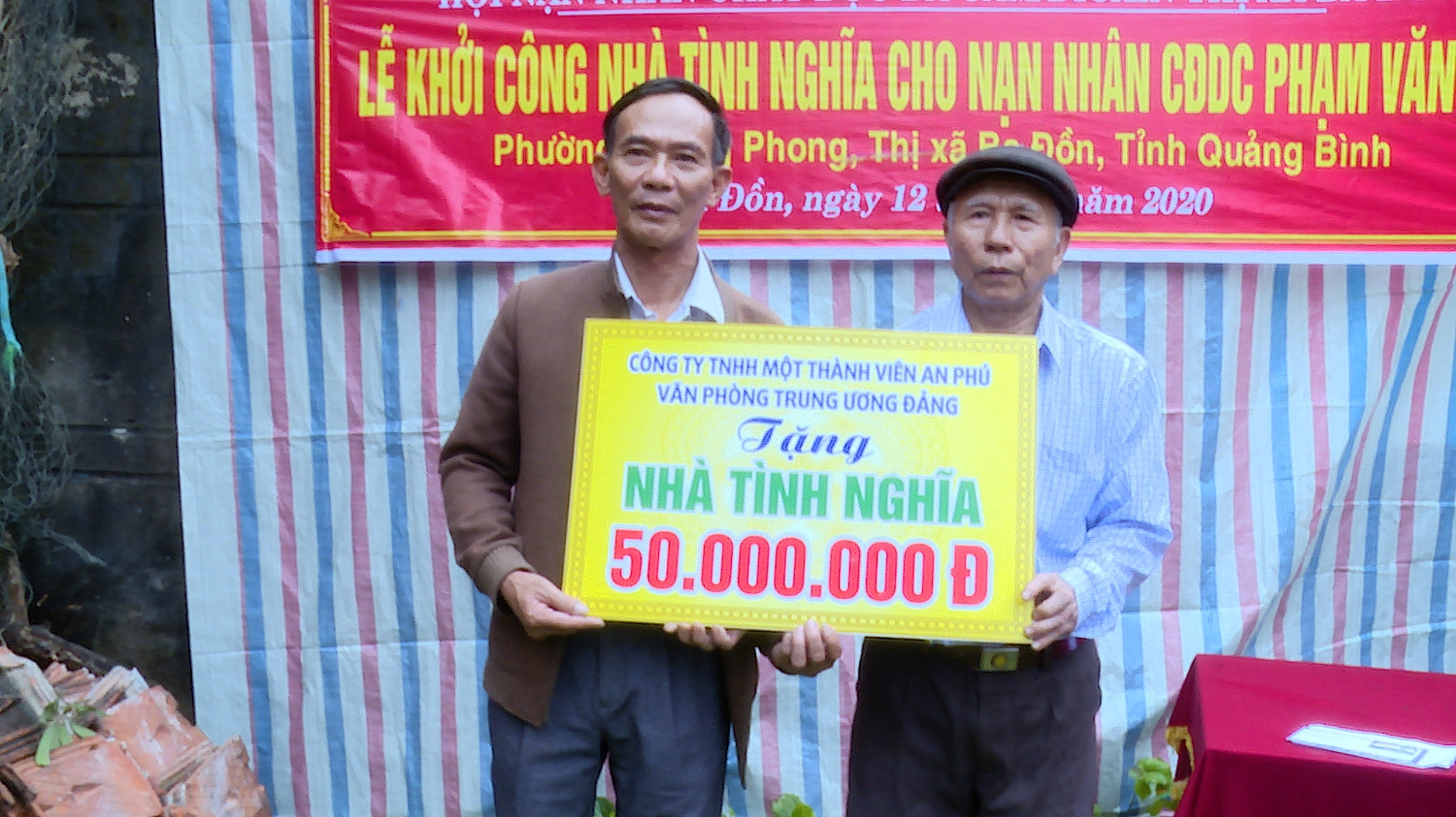 Trao hỗ trợ 50 triệu đồng cho gia đình ông Phạm Trung Viết.
