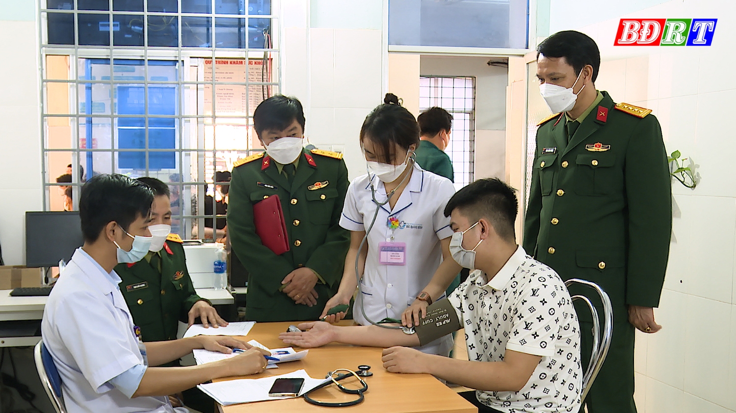 Hội đồng nghĩa vụ quân sự thị xã tổ chức khám sức khỏe cho các thanh niên