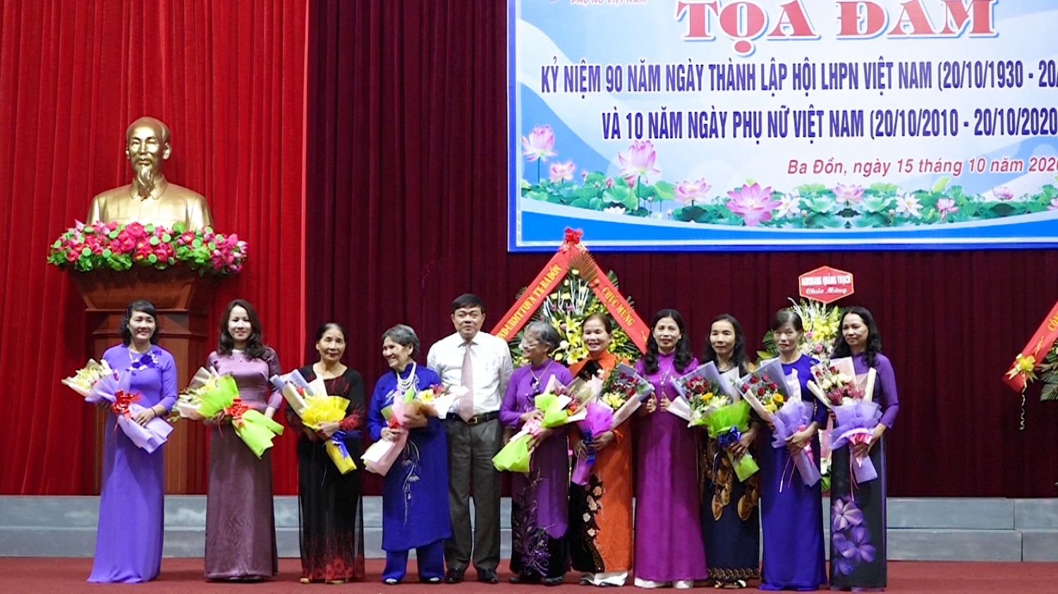 Hội LHPN thị xã tặng quà cho các chị Nguyên là chủ tịch Hội LHPN huyện Quảng Trạch và thị xã qua các thời kỳ