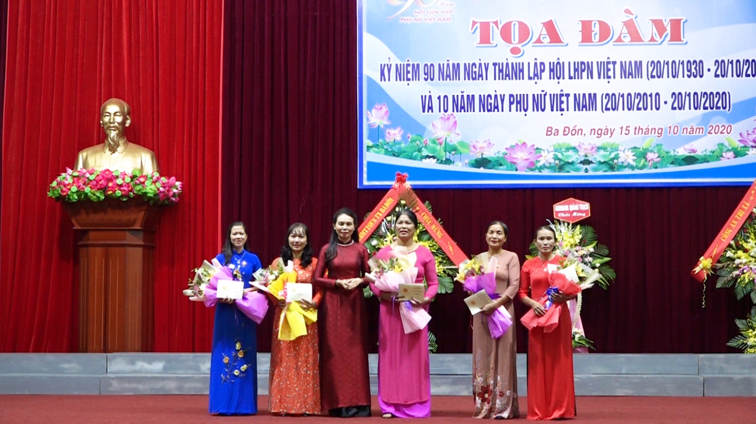 Hội LHPN Việt Nam tỉnh trao kỷ niệm chương Vì sự phát triểu của Phụ nữ Việt Nam cho các cá nhân có những đóng góp hiệu quả cho tổ chức Hội