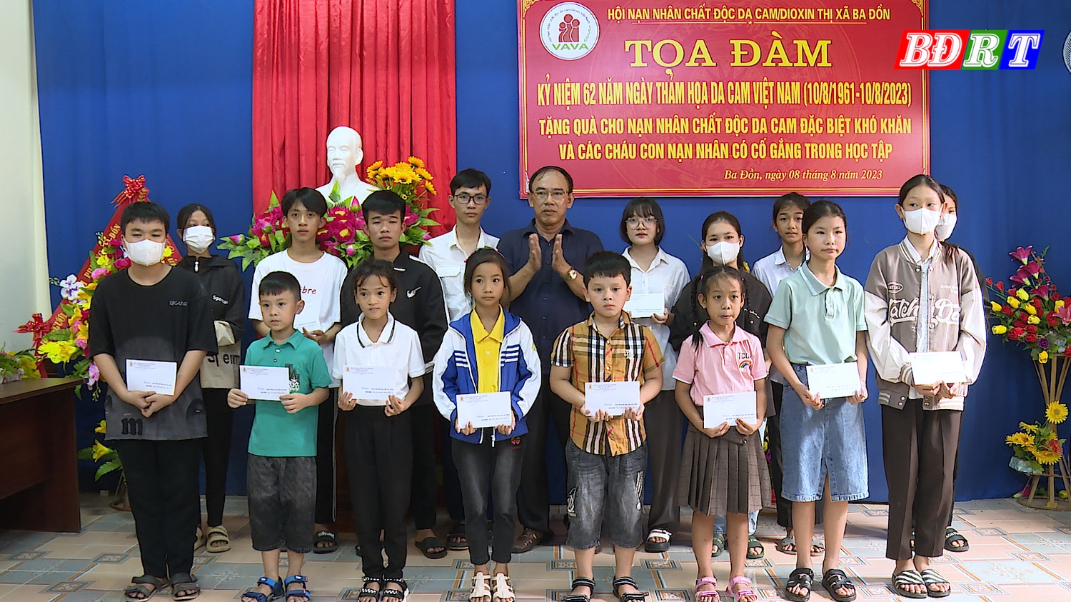 Hội nạn nhân chất độc da cam Dioxin thị xã Ba Đồn tặng quà khuyến học cho con, cháu nạn nhân chất độc da cam trên địa bàn thị xã